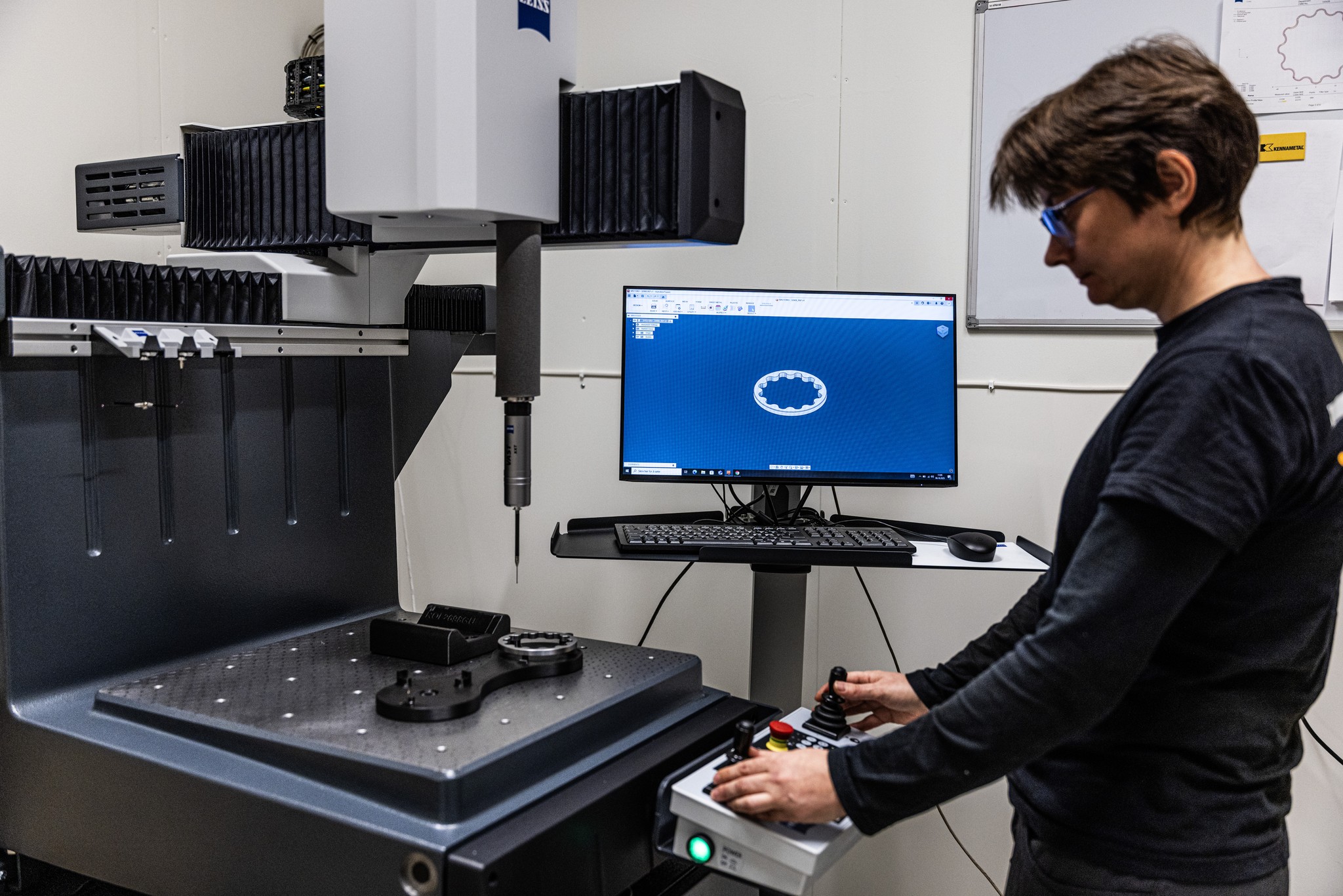 Ansatt i Sykkylven Stål ved Zeiss-måleaparat