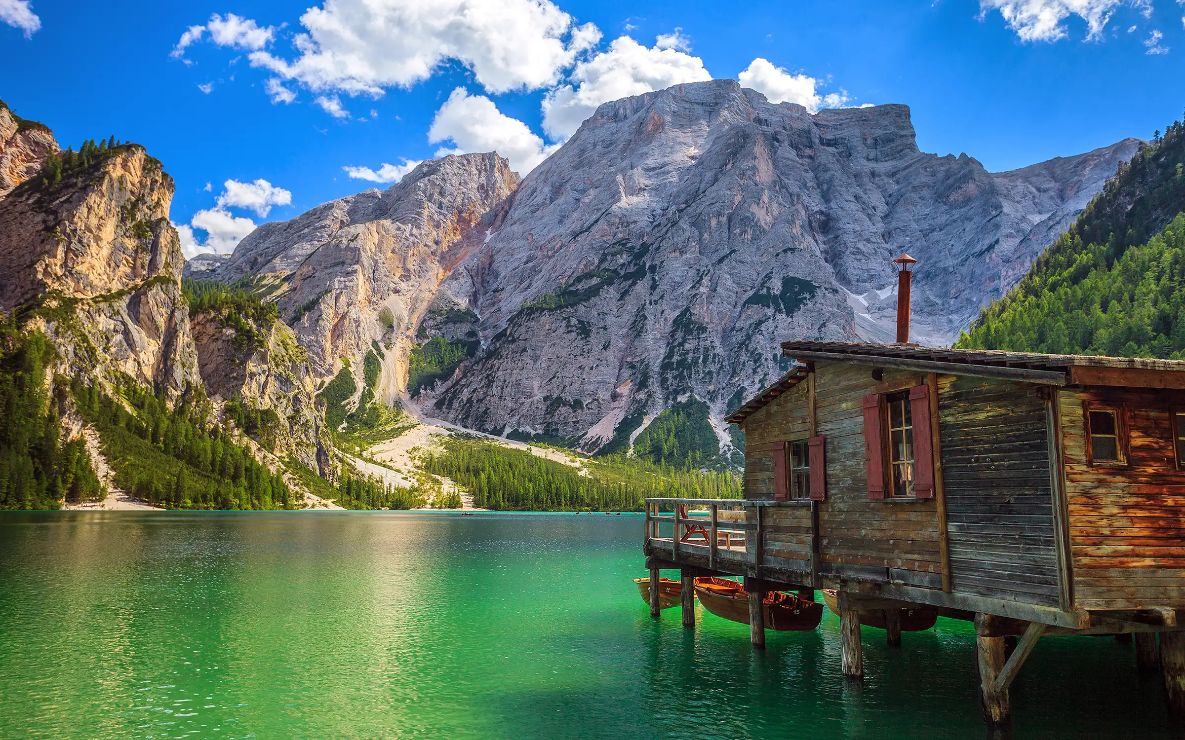 Pragser Wildsee - en av Dolomittenes mest iconiske innsjøer | Expa Travel
