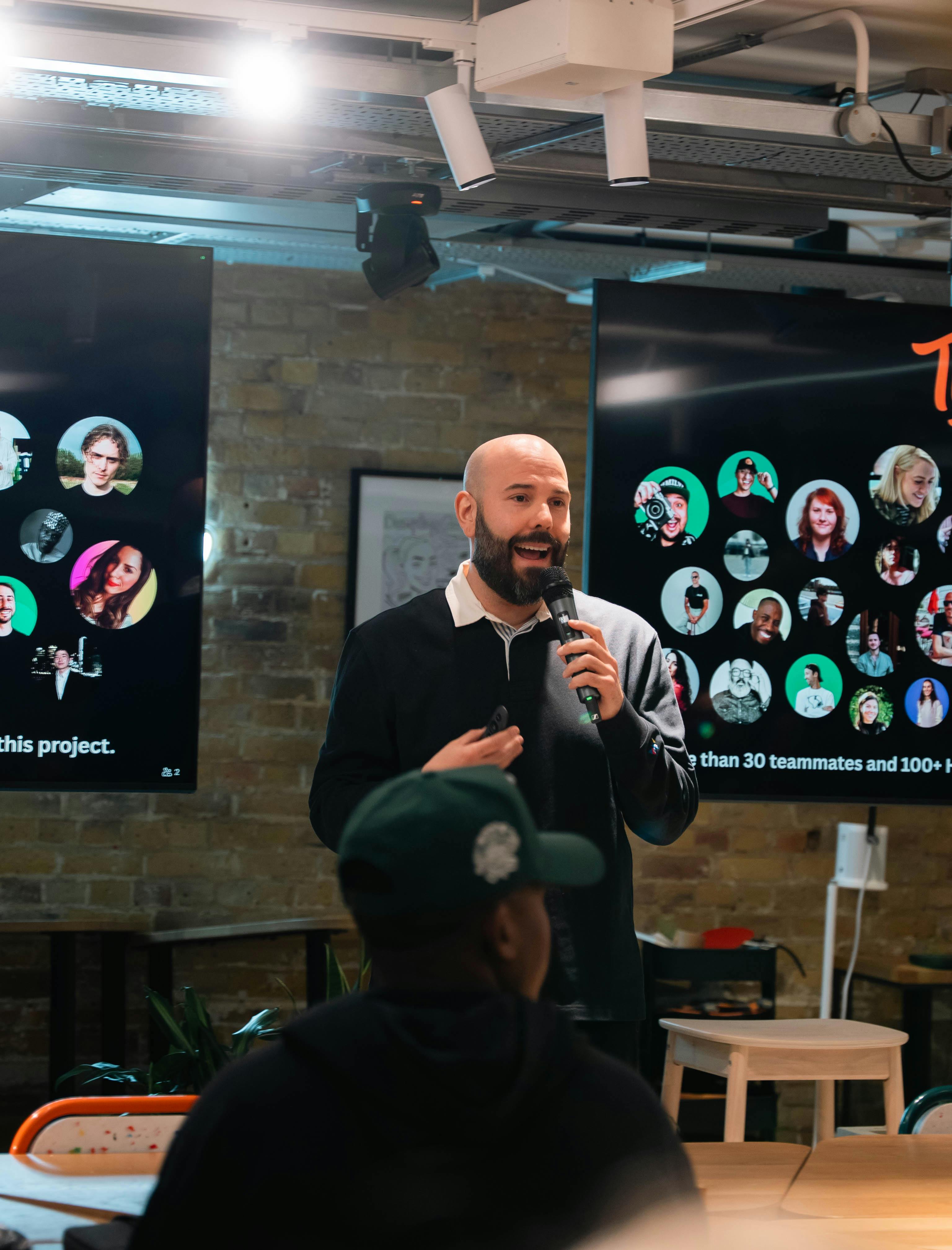 Speaker presenta strategia digital a un pubblico, formazione marketing e community