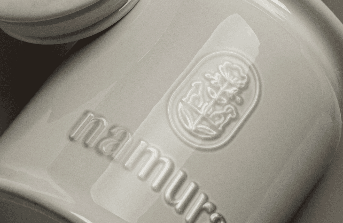 Logotipo formado por las palabras weuta en blanco sobre fondo naranja corporativo.