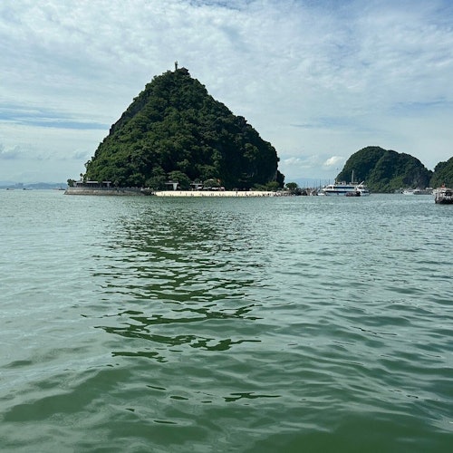 Ha Long-bugten: Heldags guidet krydstogt fra Hanoi med Ti Top-øen + frokostbilletter i Hanoi