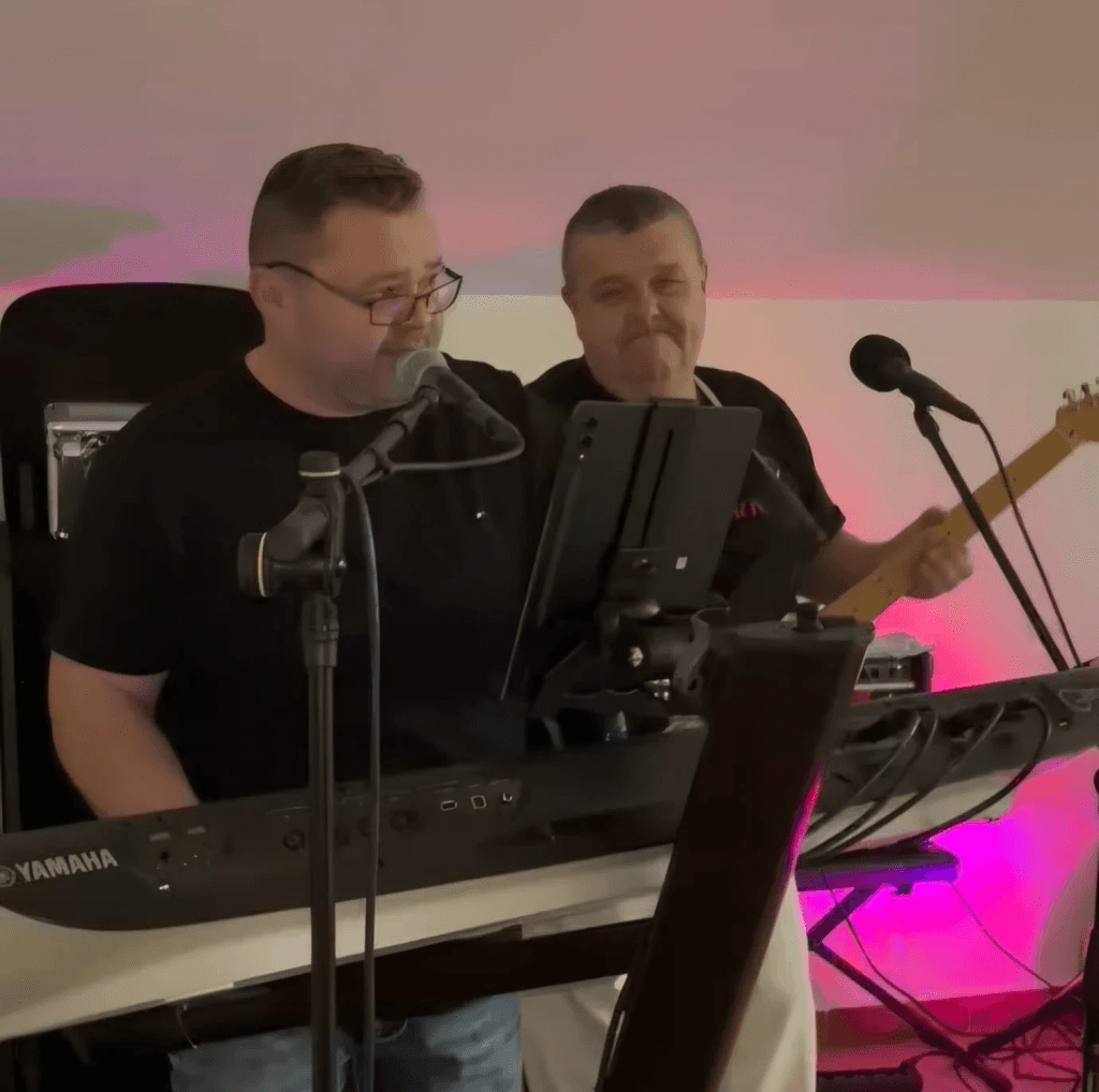 Duo Forte hrá naživo klávesy a gitara na akcii s farebným osvetlením