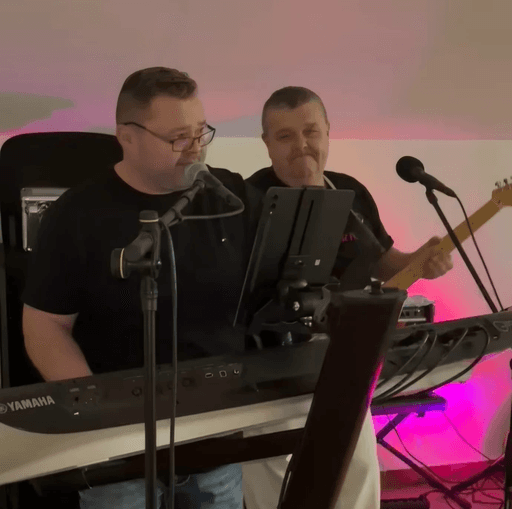 Duo Forte hrá naživo klávesy a gitara na akcii s farebným osvetlením