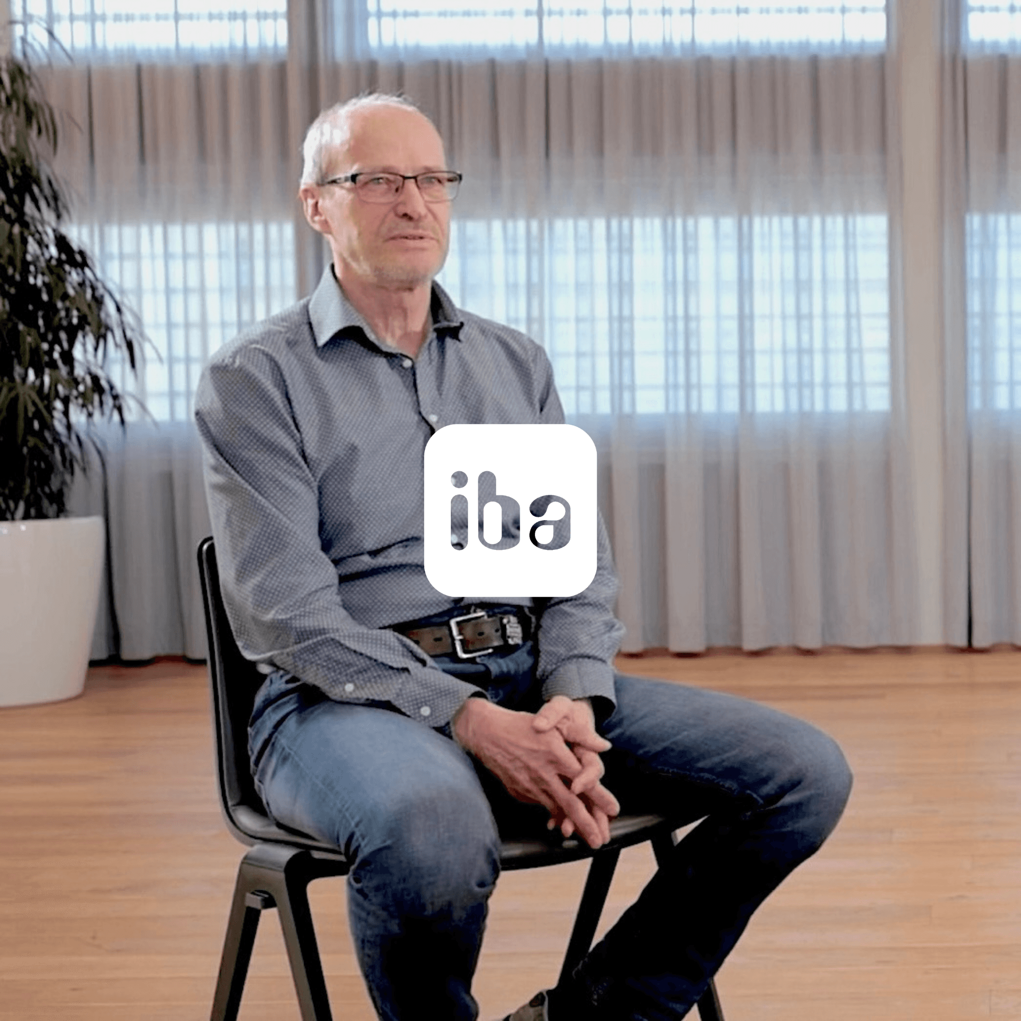 Interviewaufnahme bei iba AG mit Mitarbeiter von Siemens Energy mit iba-Logo.