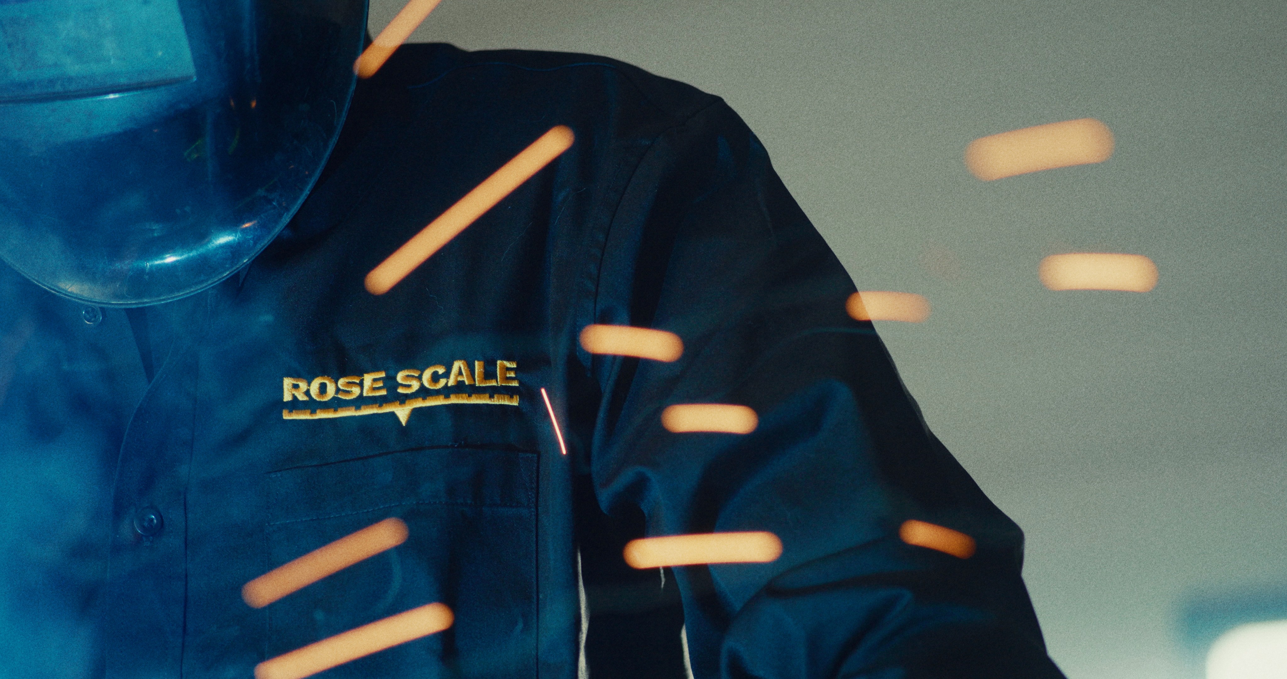 Large logistics warehouse with a worker walking in the center, seen in profile.