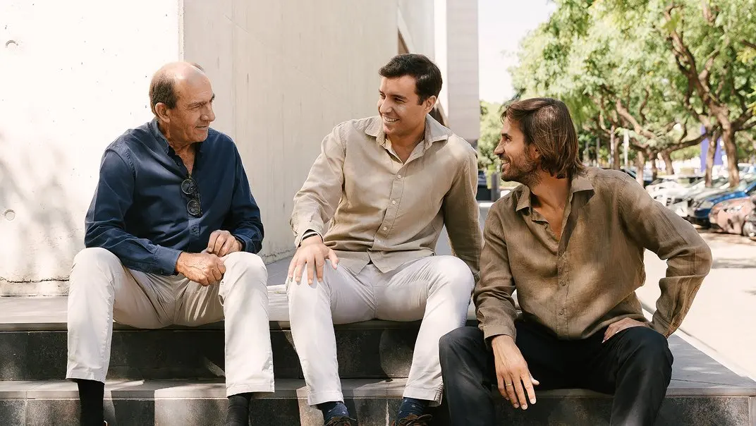 Tres hombres conversando