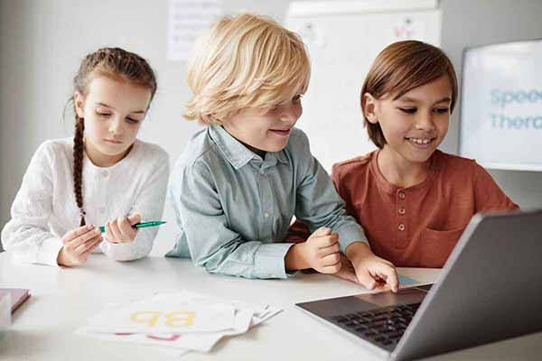 Діти під час навчання за комп’ютером