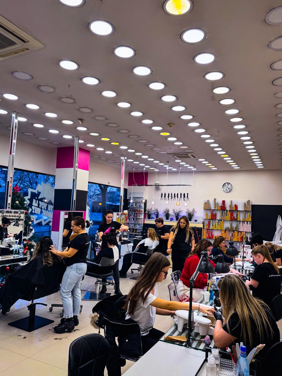 Interior salon Magic — echipă la lucru
