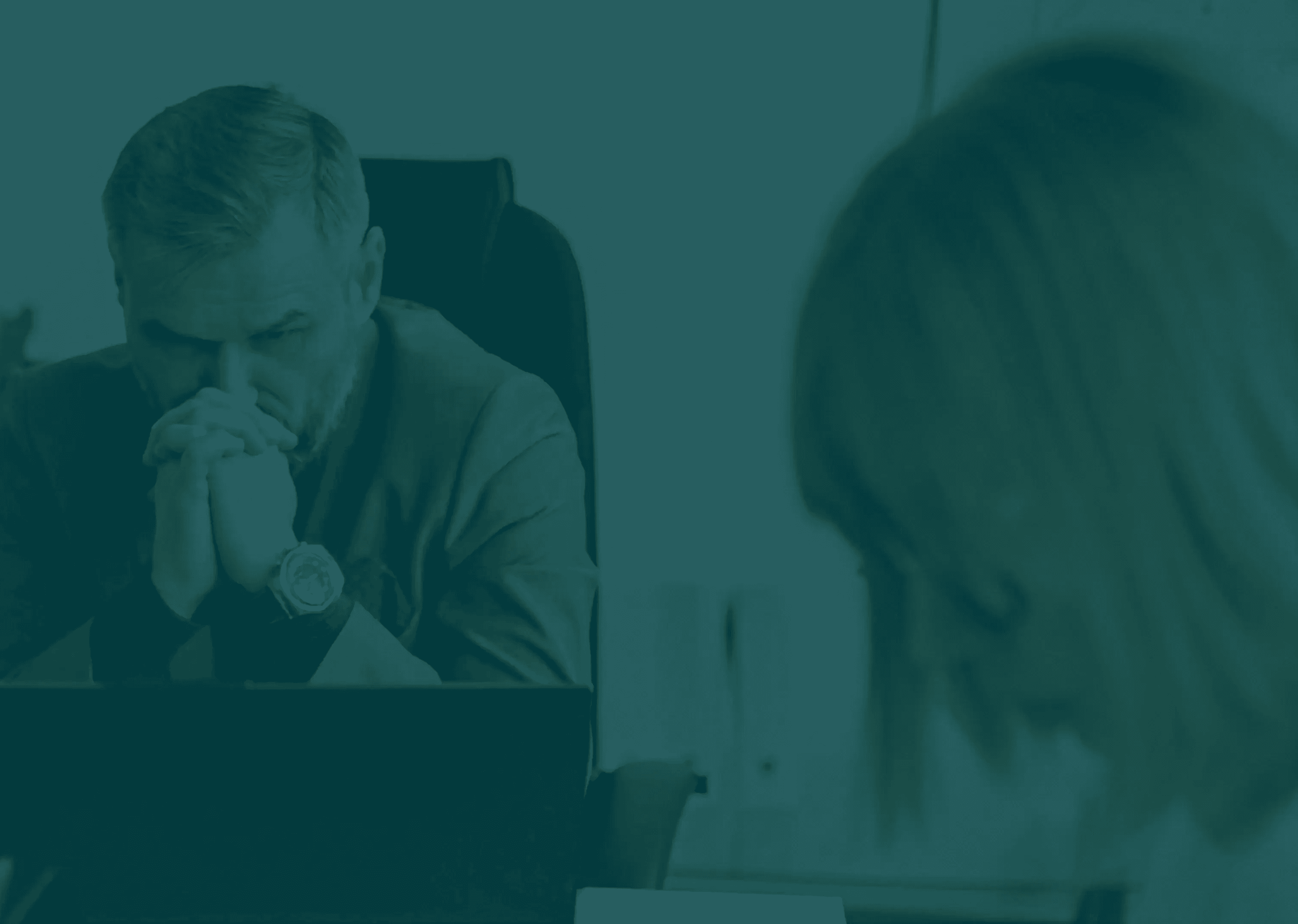 Fotografia conceitual desfocada de uma equipe de negócios analisando dados em um notebook, sobreposta por uma camada de cor azul da Fidúcia.