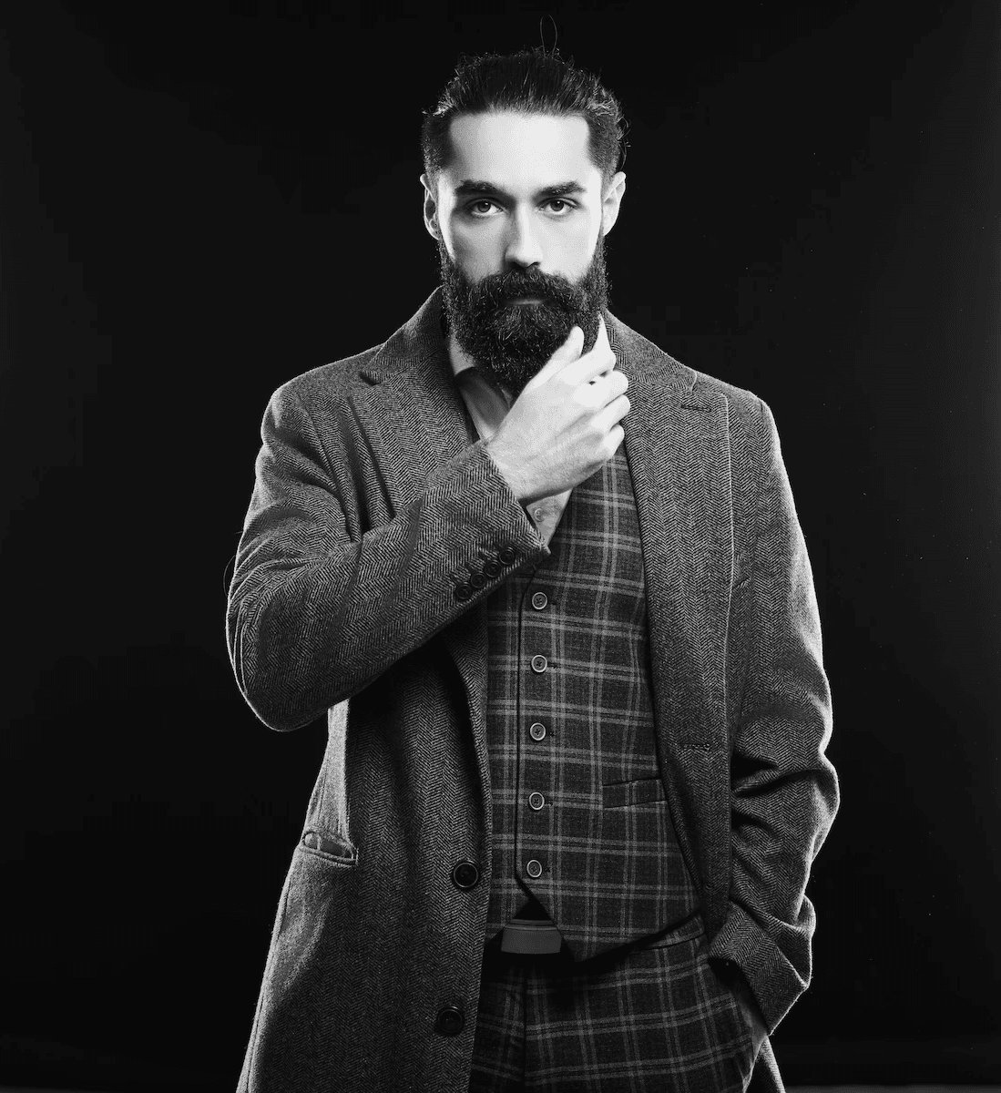 Portrait masculin mode éditorial, homme en costume élégant, style documentaire corporate