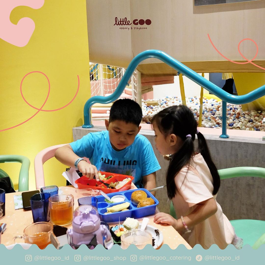 foto anak kecil berbagi makanan