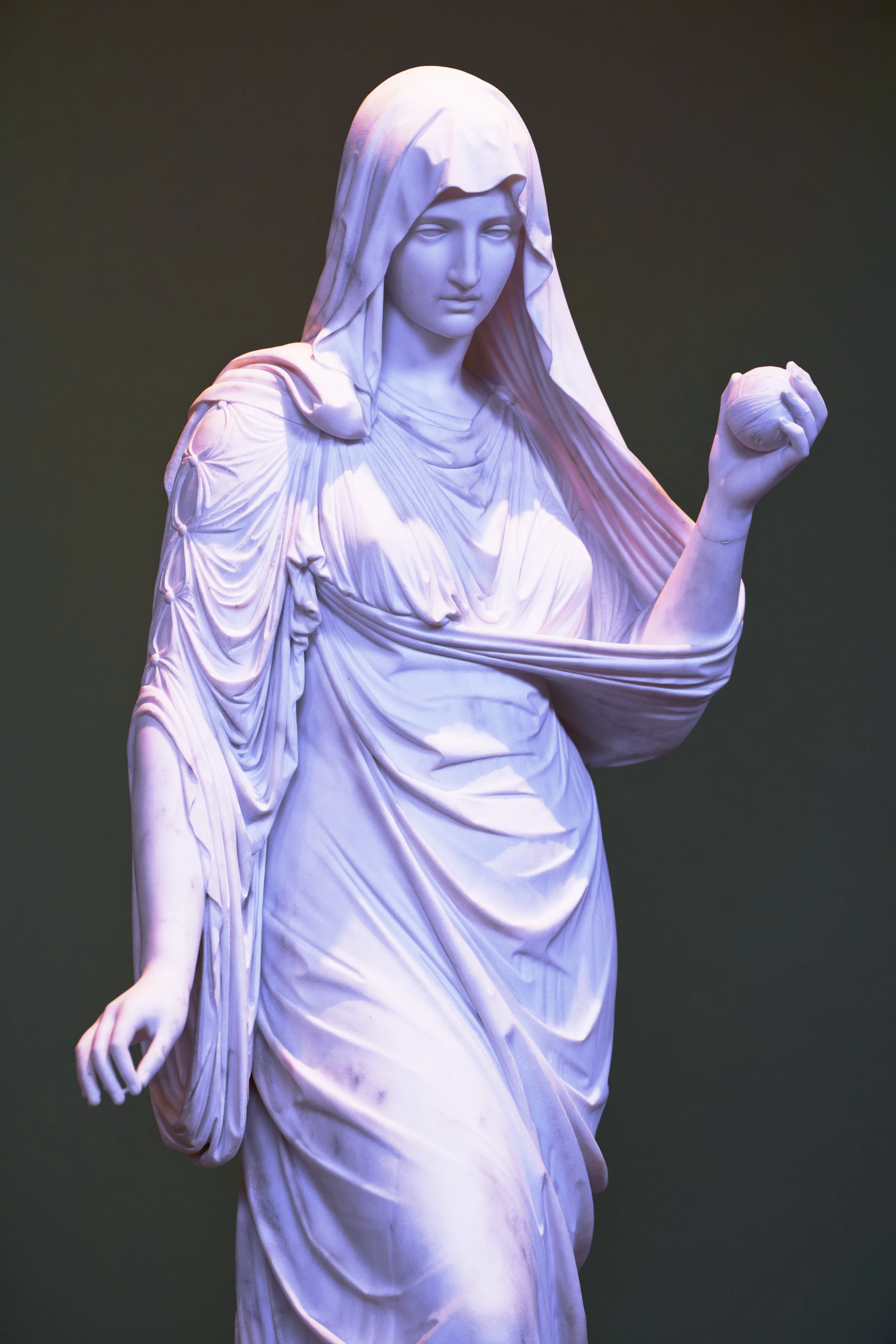 Photographie de sculpture à la pose expressive et à la composition en faisant une oeuvre d'art différente, en deux dimensions