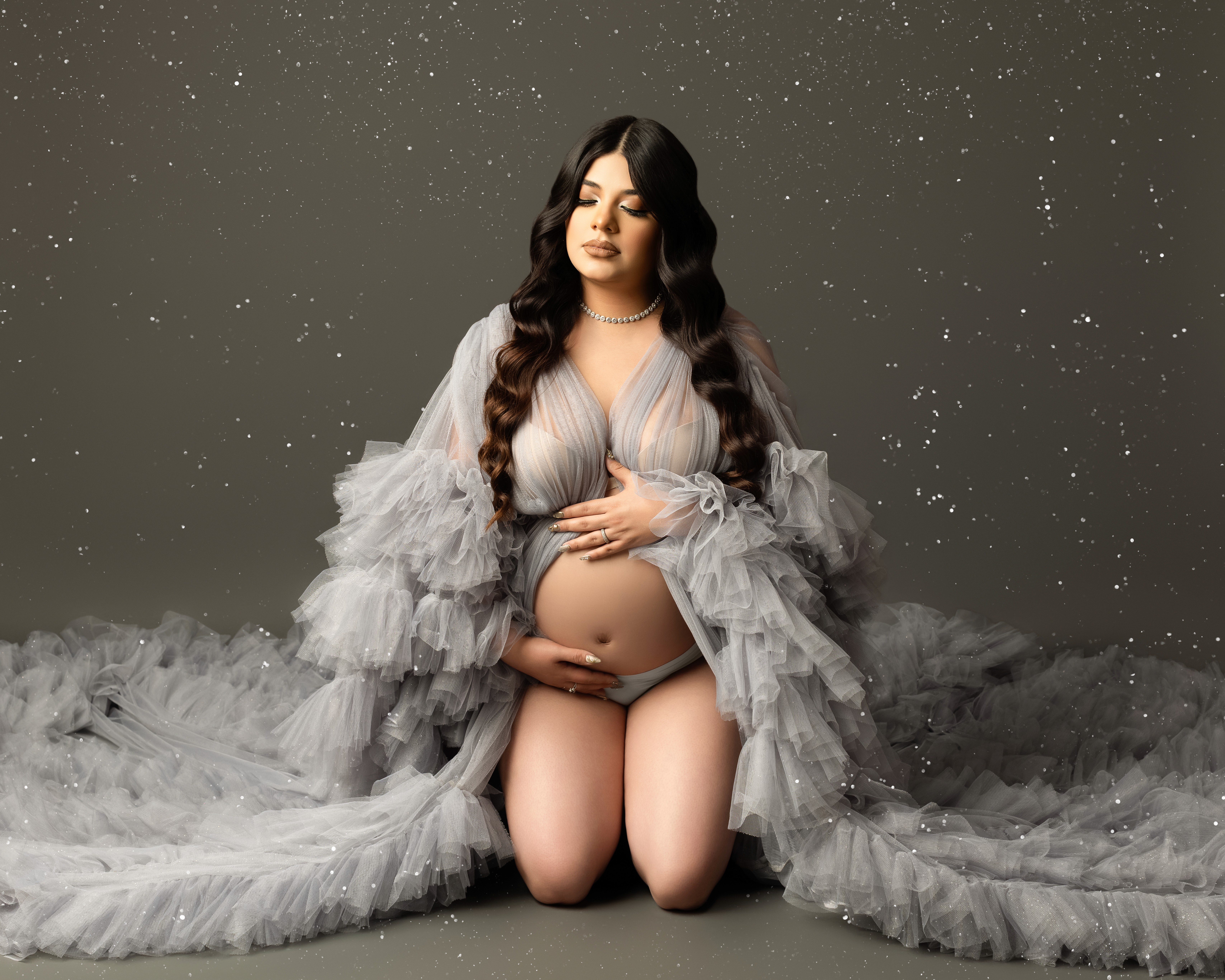 mujer embarazada con estilo elegante en sesión fotográfica