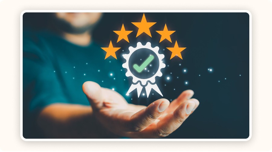 Main tendue avec une icône de badge qualité cinq étoiles et validation