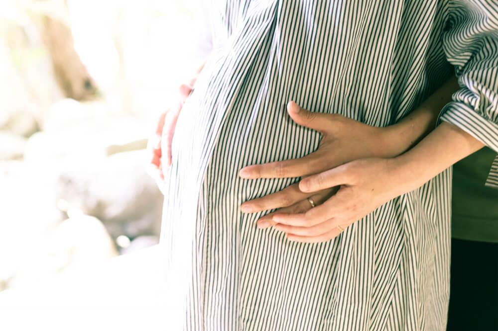 man holding partner's pregnant belly