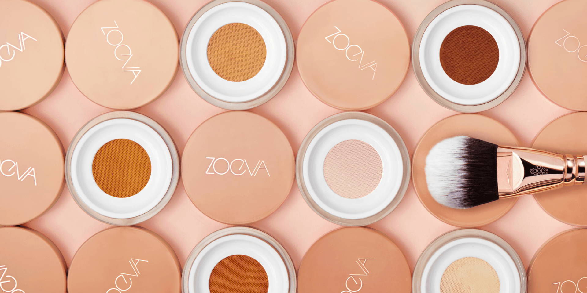 Zoeva Highlighter Inszenierung – goldene Compacts in szenischer Komposition