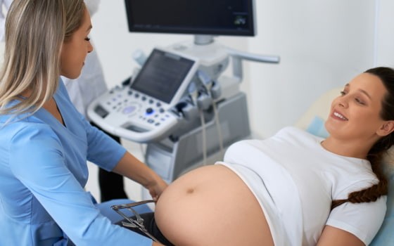 Лікар робить УЗД пацієнтці