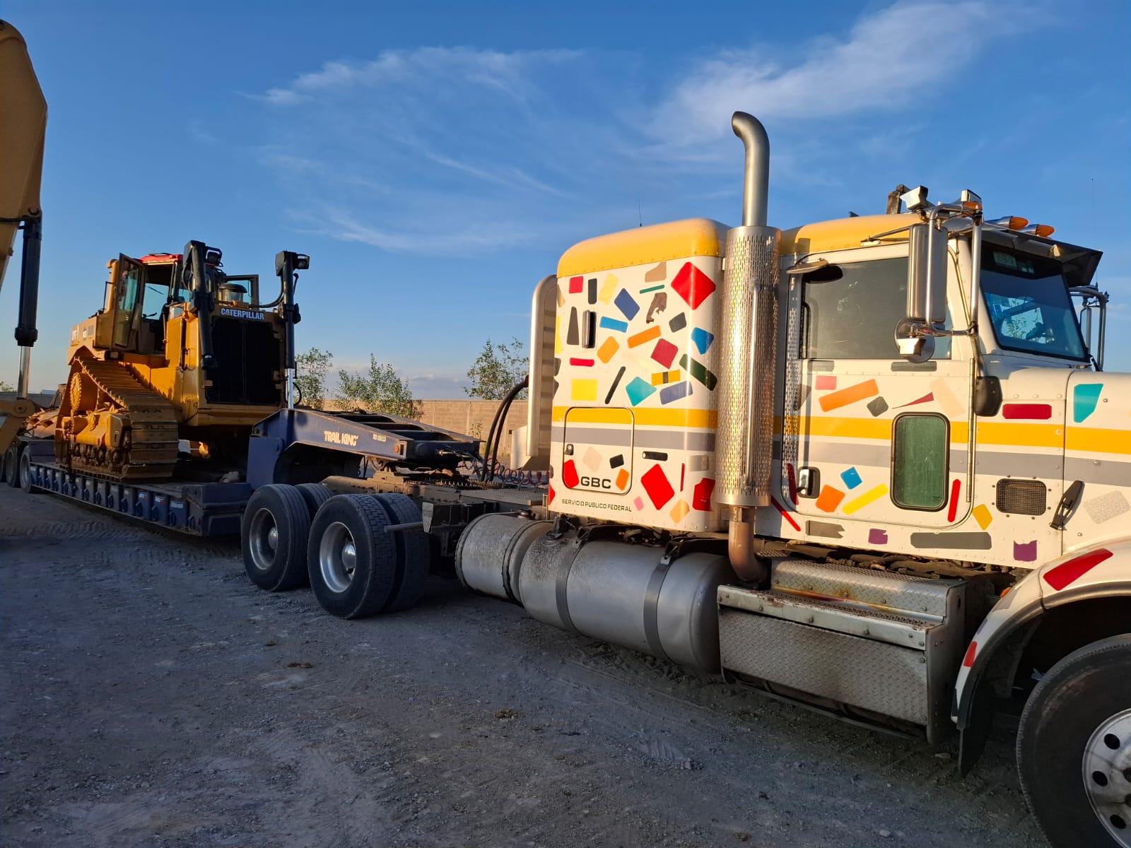 Transporte de excavadoras y maquinaria pesada a obra
