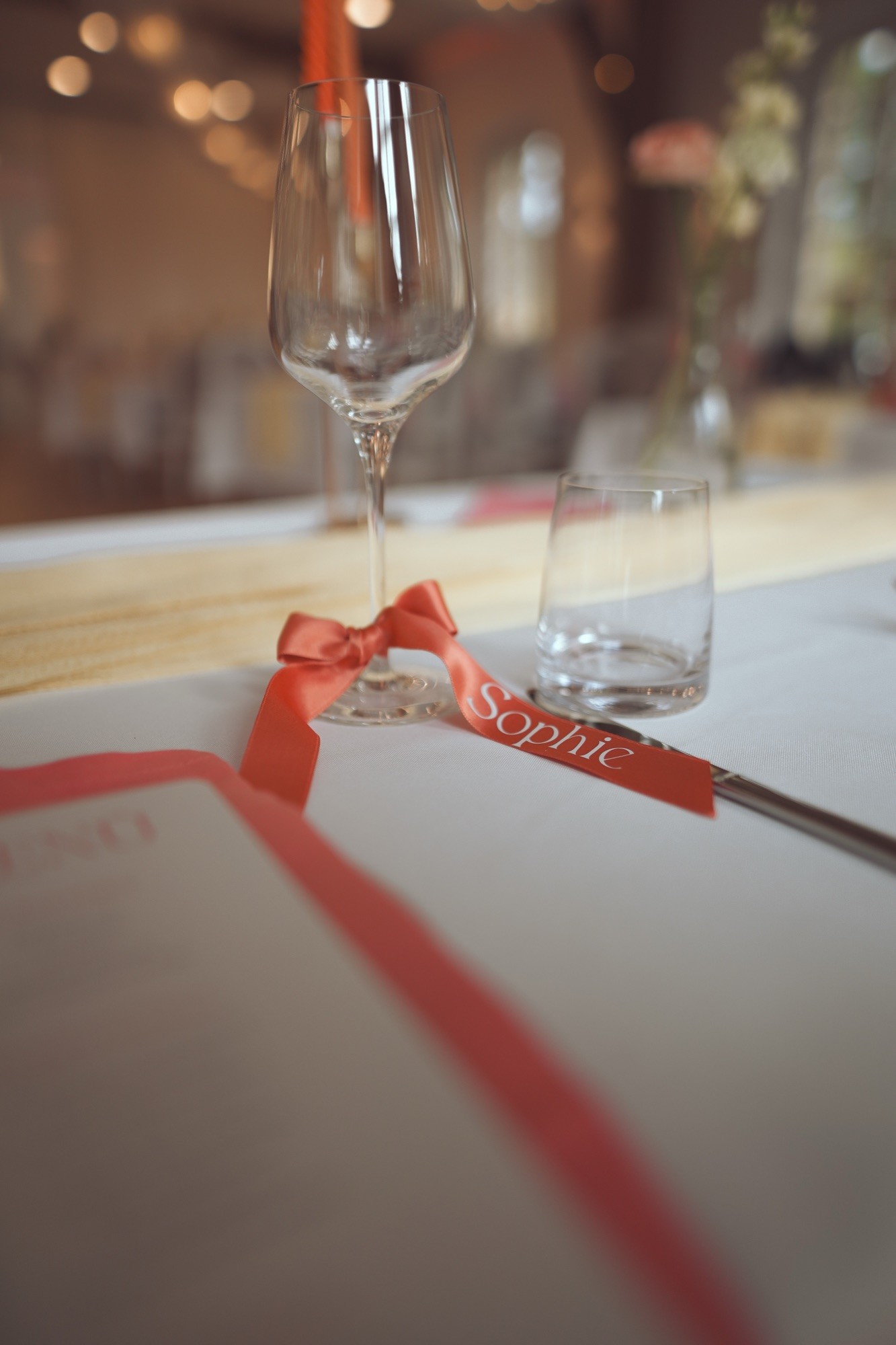 Menuekarte und Glaeser auf der Hochzeitstafel