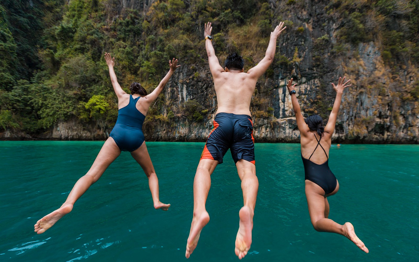 在麦通岛，人们跳入大海。