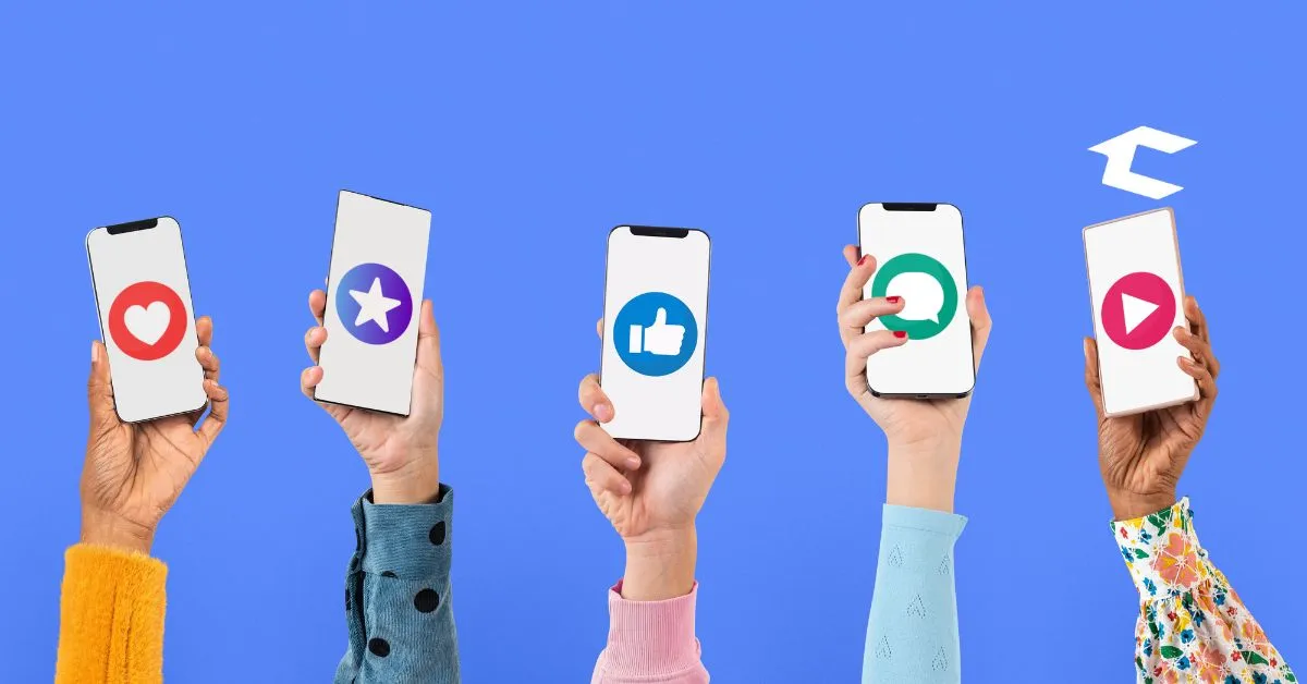 Manos de usuarios en celulares, ilustrando el debate entre depender de redes sociales vs. tener una página web profesional.