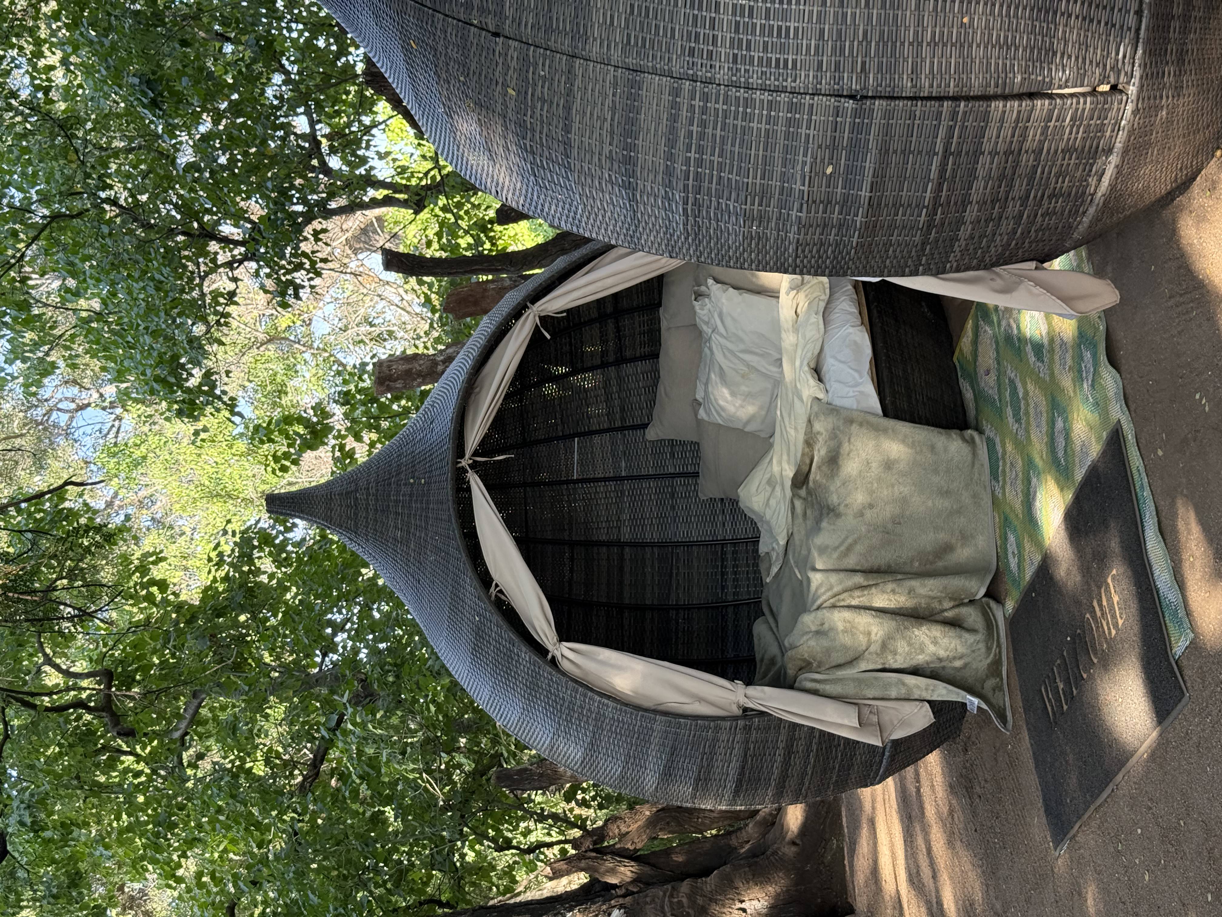 Kgotla Camp i Mashatu Game Reserve, Botswana – charmig rottinghydda med bäddad säng mitt i bushen, en autentisk upplevelse under ridsemester i Afrika.