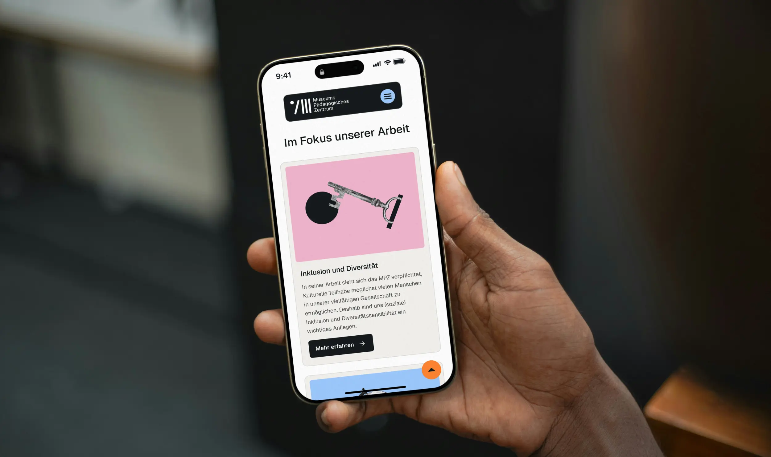 Smartphone zeigt MPZ-Website mit Bereich „Inklusion und Diversität“