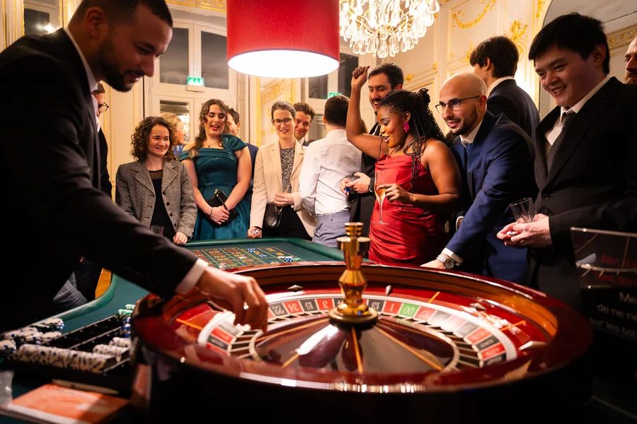 Invités réunis autour d’une roulette lors du gala des 10 ans de Wiremind à l’Hôtel de Poulpry.