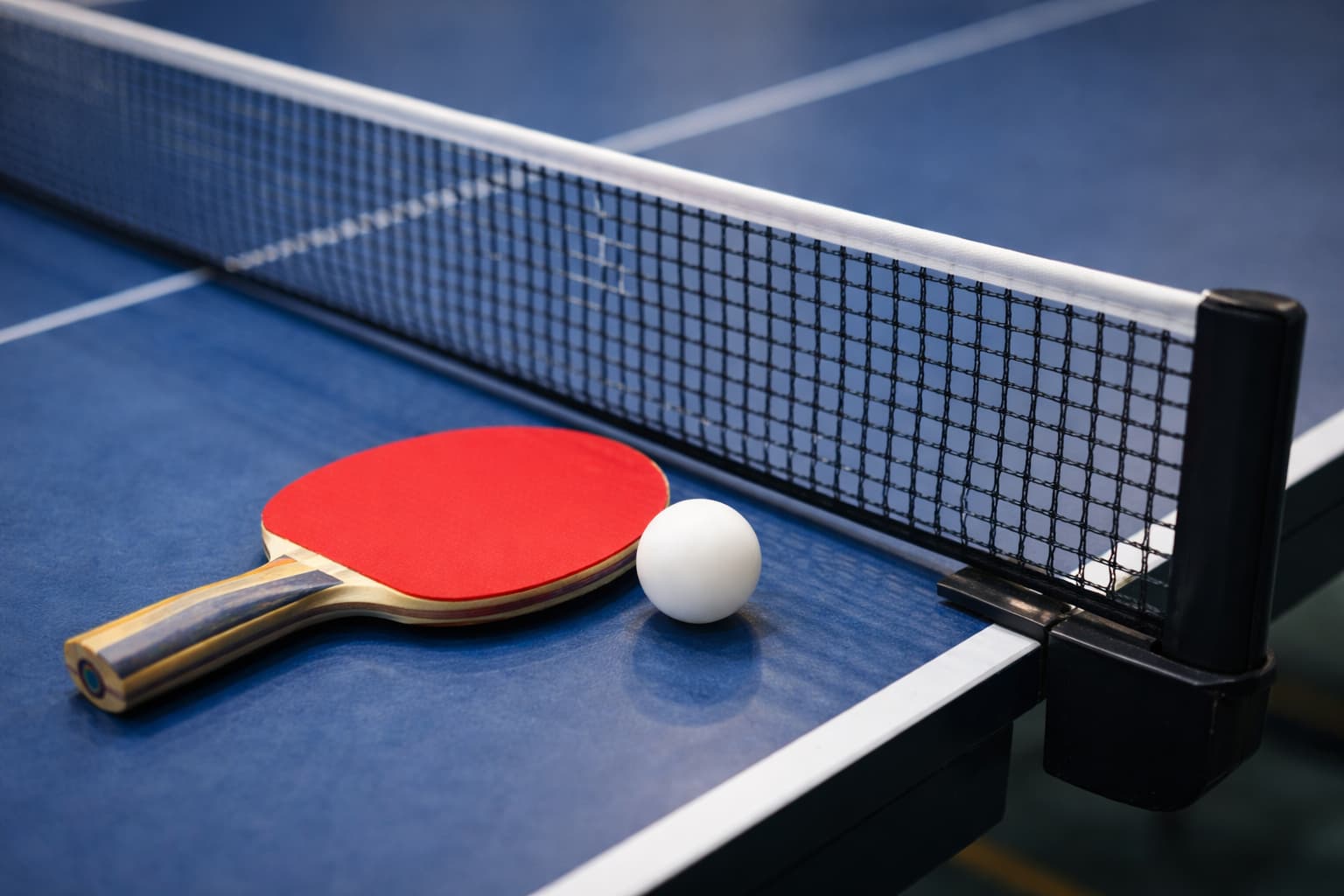 Tafeltennisbat en bal als symbool voor focus, fun en teamspirit bij Ping Connect