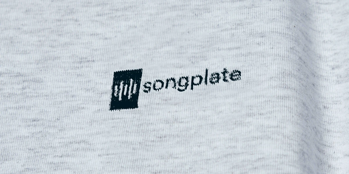 Mockup eines melierten grauen T-Shirts mit dem schwarzen "songplate"-Logo auf der Brust.