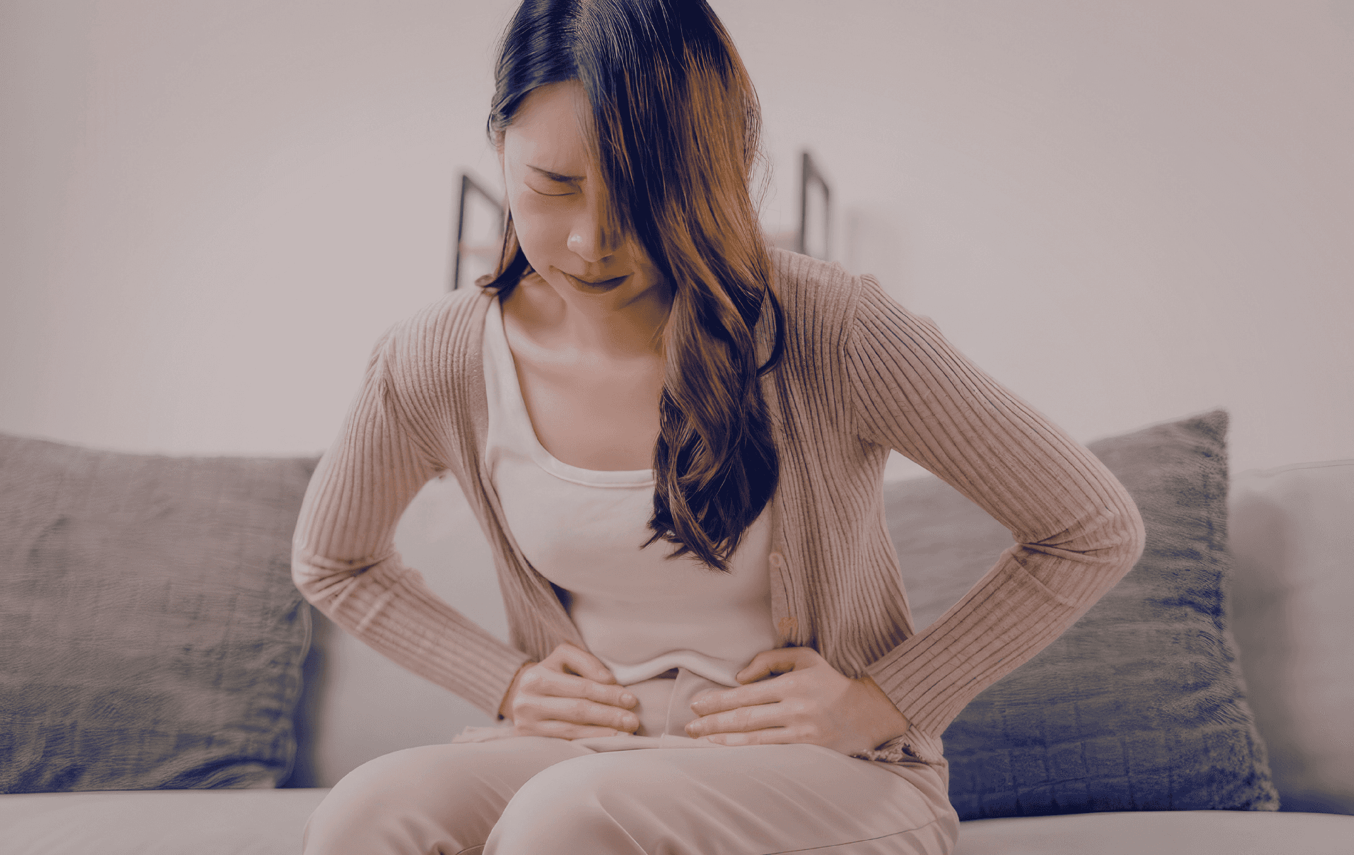 Estrés y digestión: persona con hinchazón abdominal por estrés y rutina