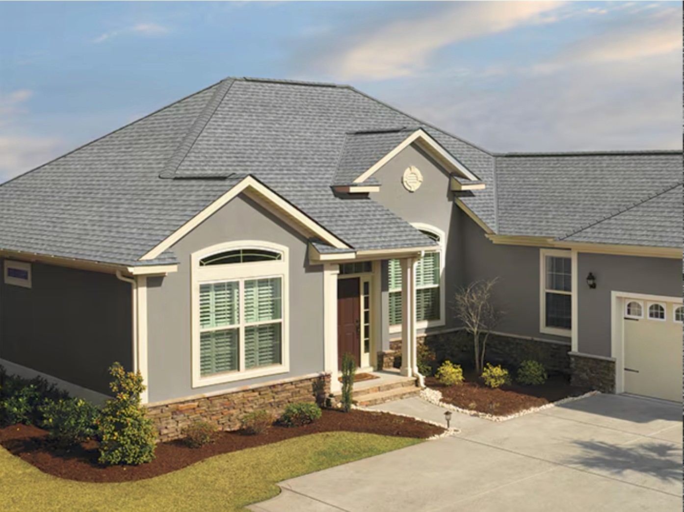 Beauty shot of a home with a roof using GAF's Timberline HDZ shingles.