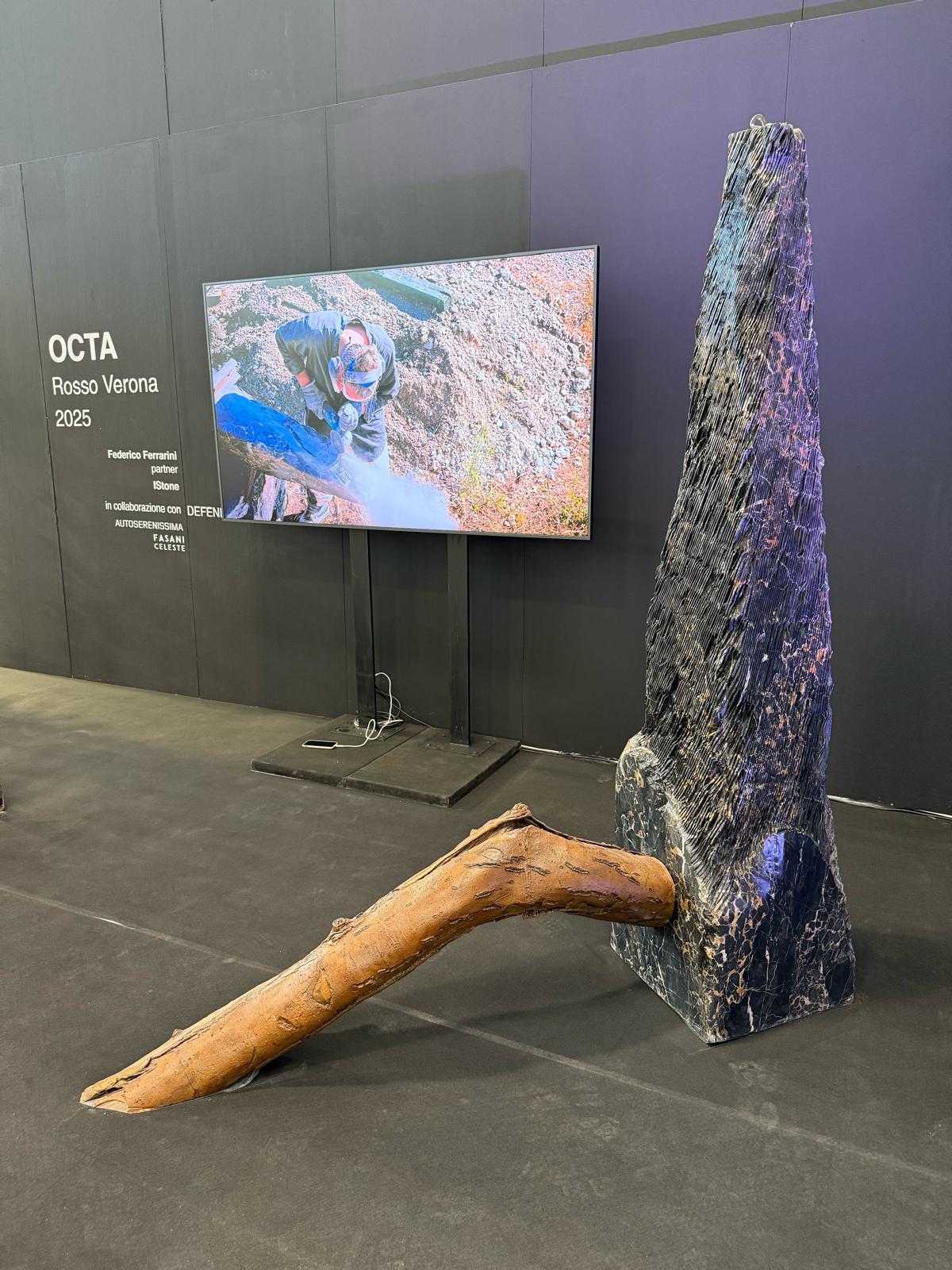 Scultura Metamonolith AI iStone Arte con monolite scuro e elemento organico inclinato, installazione innovativa per valorizzazione artistica del brand Kiratech