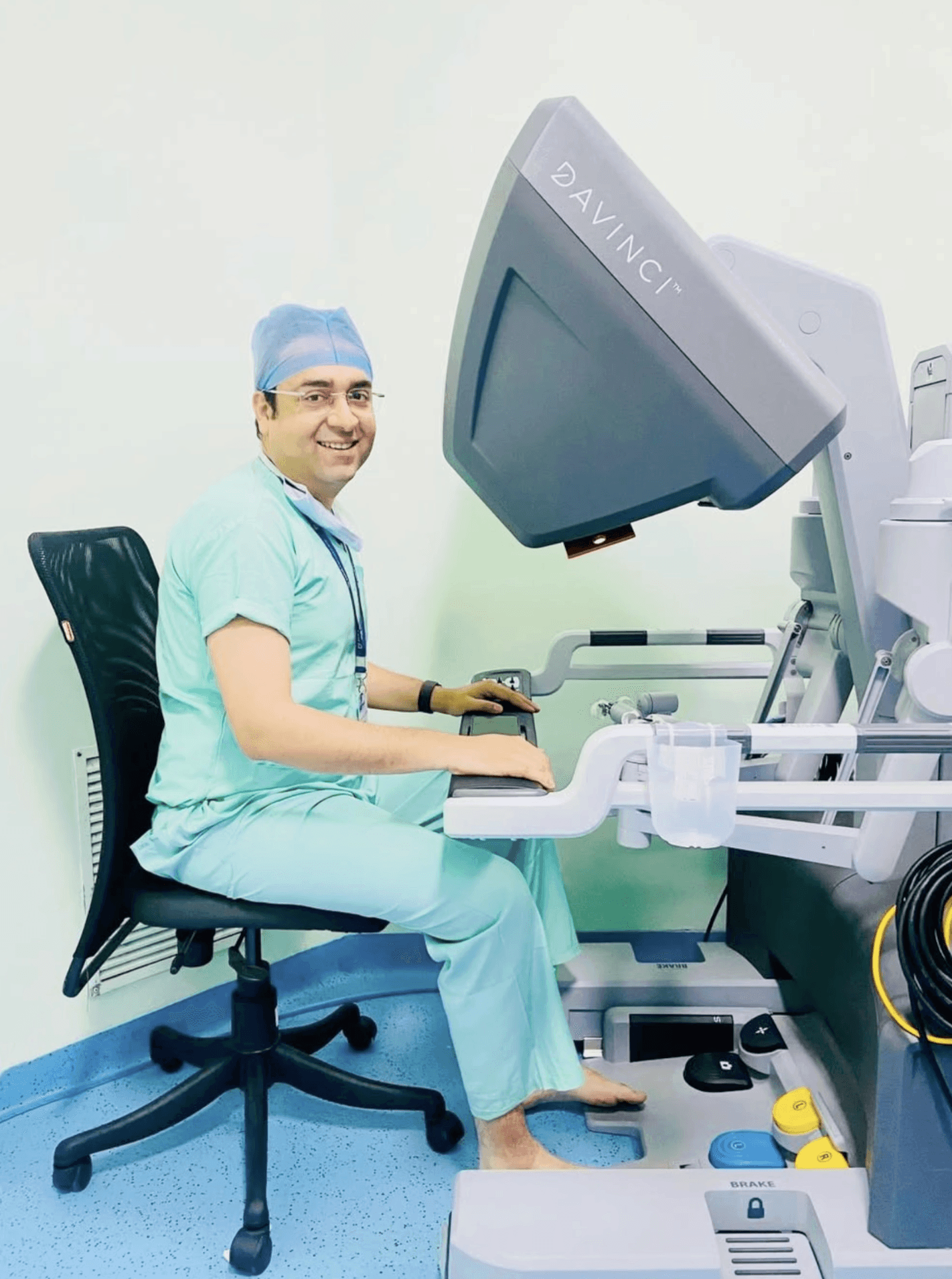 Dr Tushar sitting at Surgeon Console and controlling the robotic instrument Da Vinci Xi.