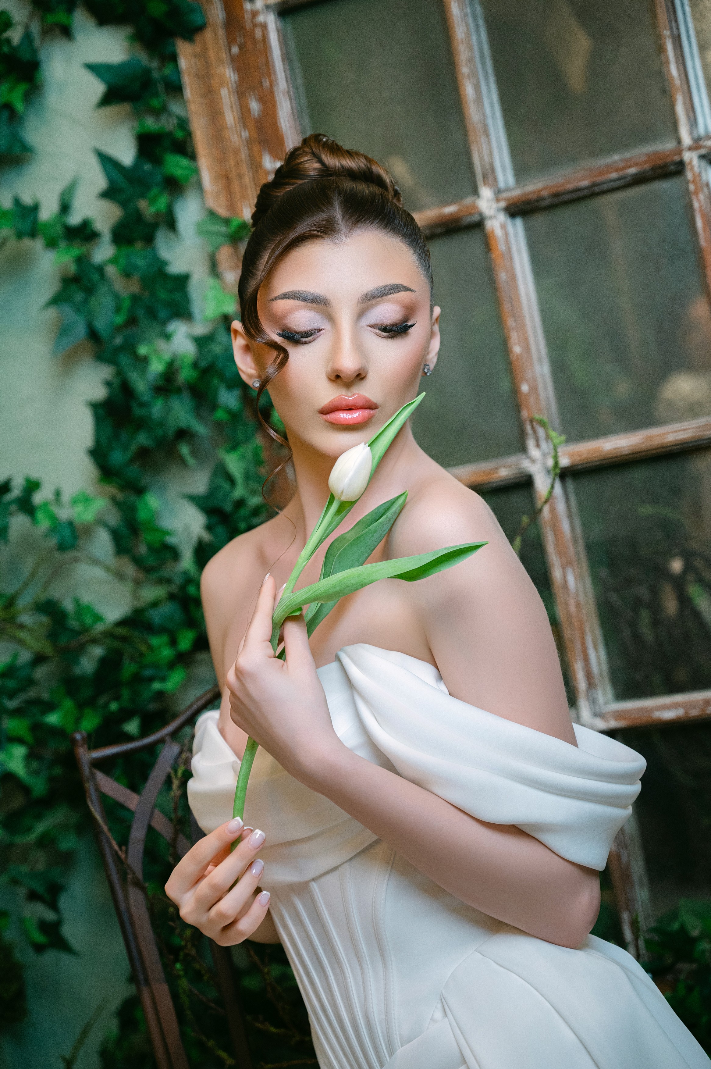 Prim-plan cu mireasă într-un decor elegant cu cărți și accente botanice, fotografie bridal în București