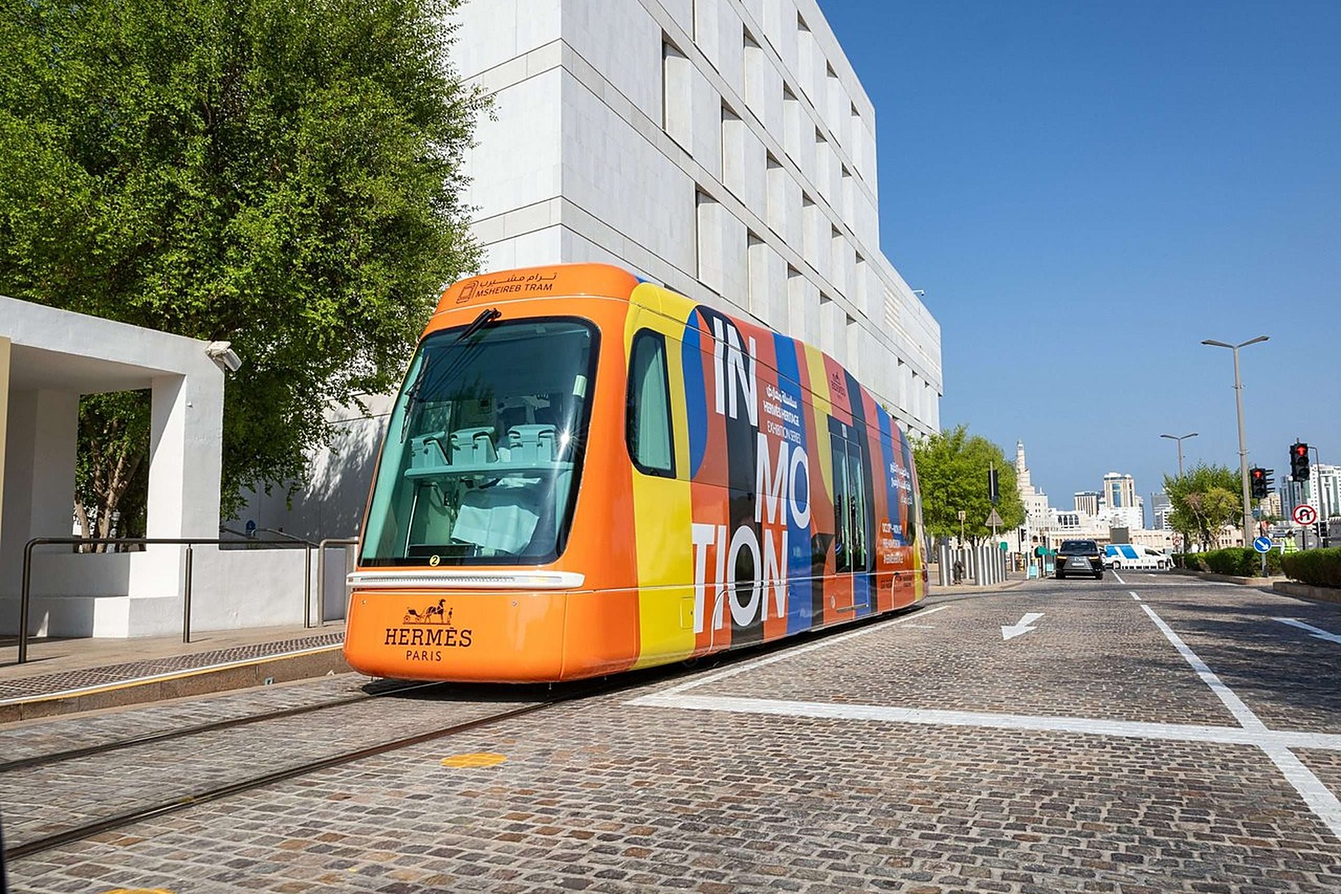 Le tramway de Msheireb Downtown Doha, au Qatar, habillé aux couleurs d'une campagne, dans les rues du centre-ville rénové