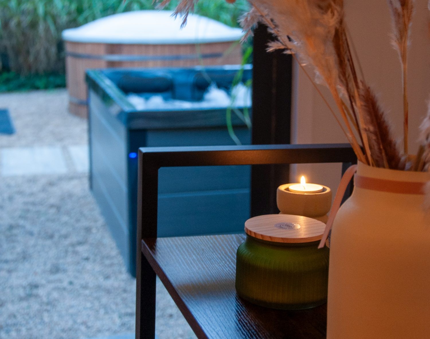 Klimatyczne światło świecy i widok na jacuzzi w Niedźwiedzia 25 – relaks po tygodniu blisko Poznania