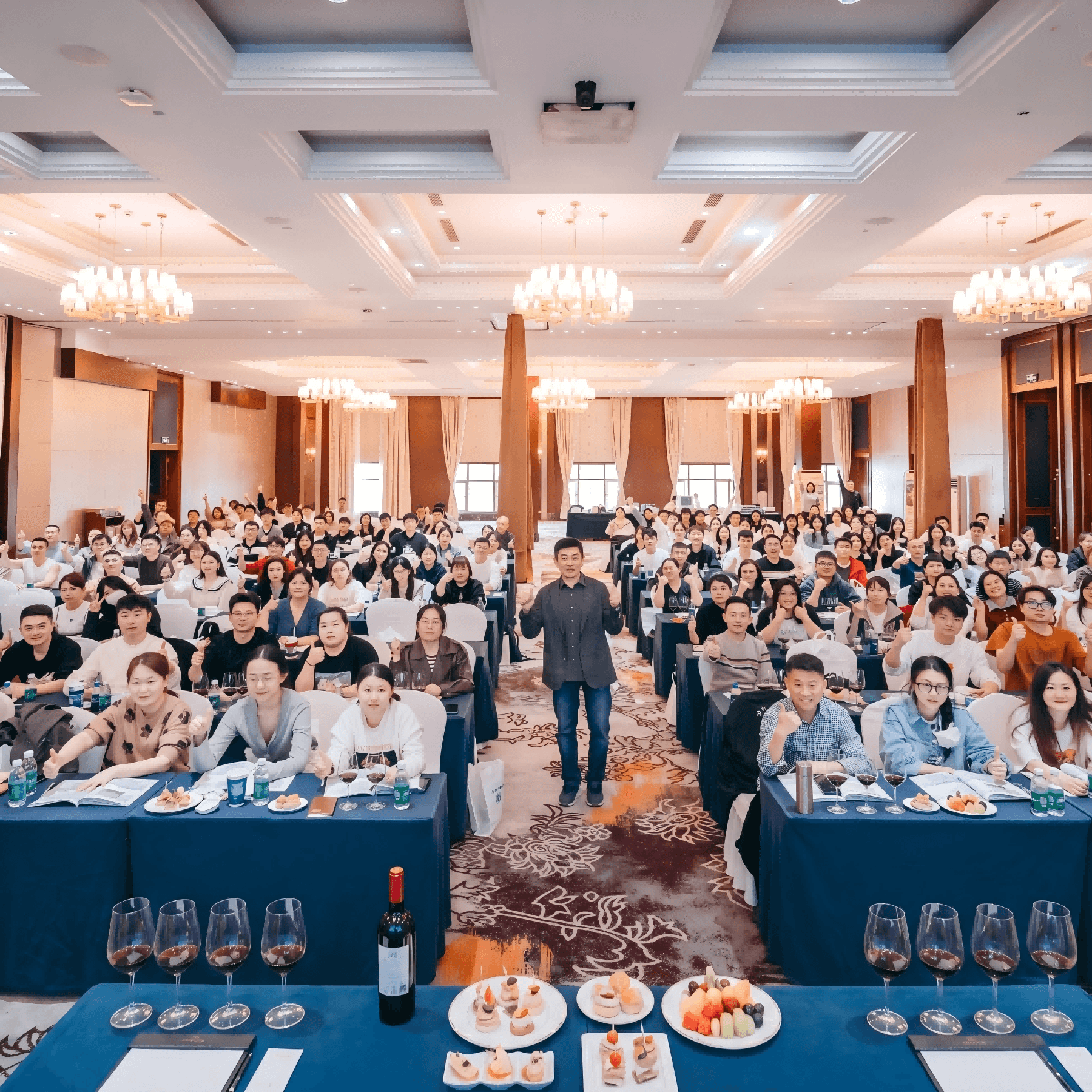 亞洲商務人士出席合作夥伴會議年度盛會與企業大會現場 Asian Partner Conference Annual Meeting