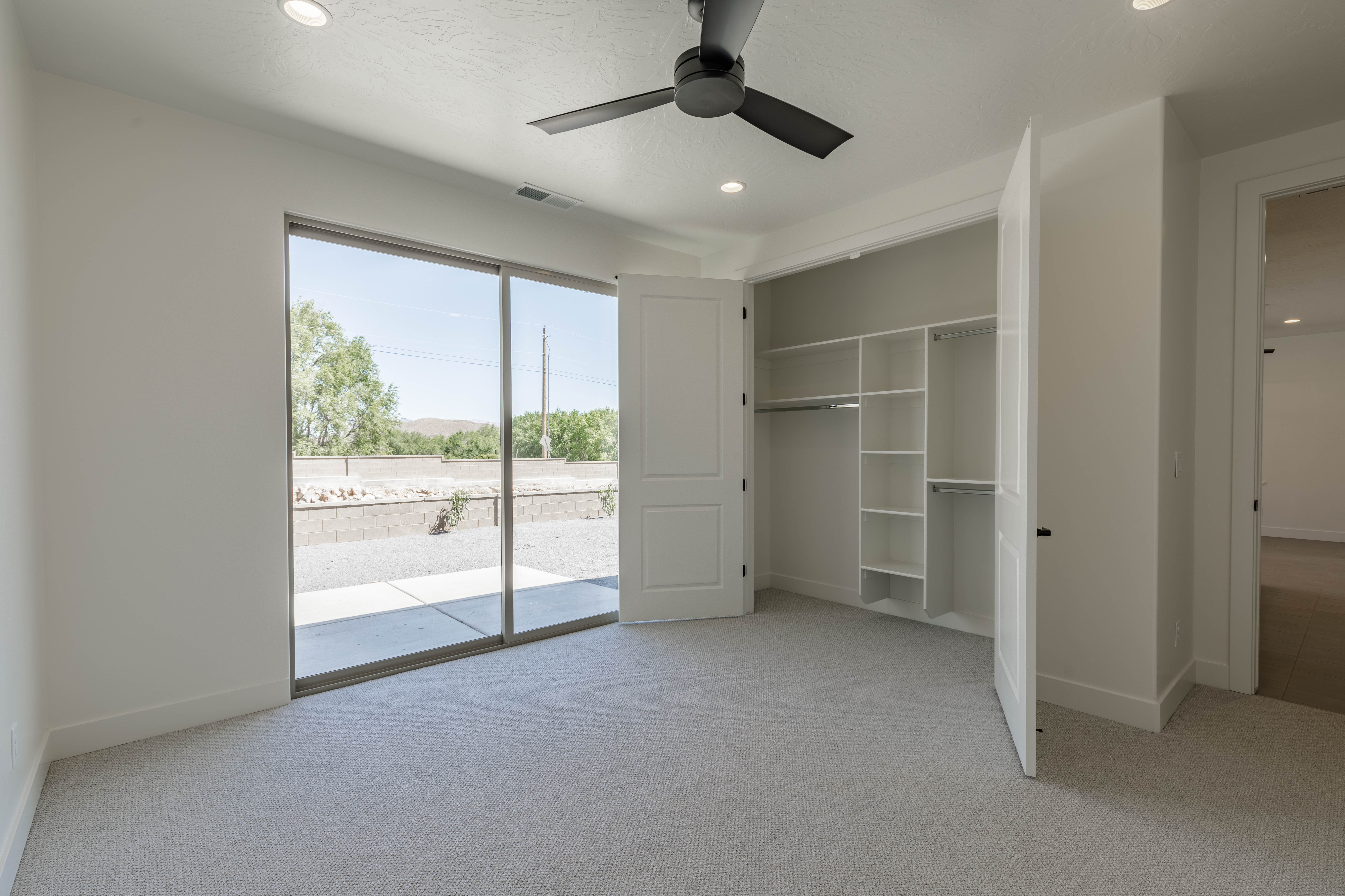 Secondary bedroom in Mountain View’s Cove featuring bright finishes and a comfortable layout in a Southern Utah home.