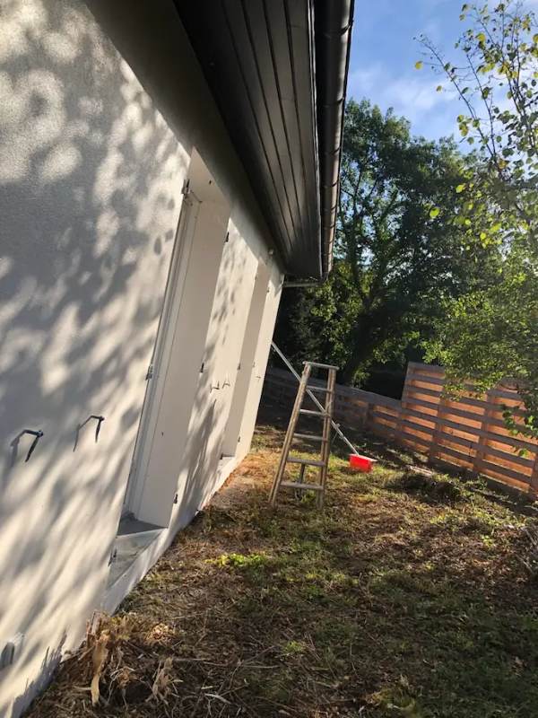 Ravalement de façade et peinture extérieure d'une maison individuelle réalisés par un artisan à Bergerac.