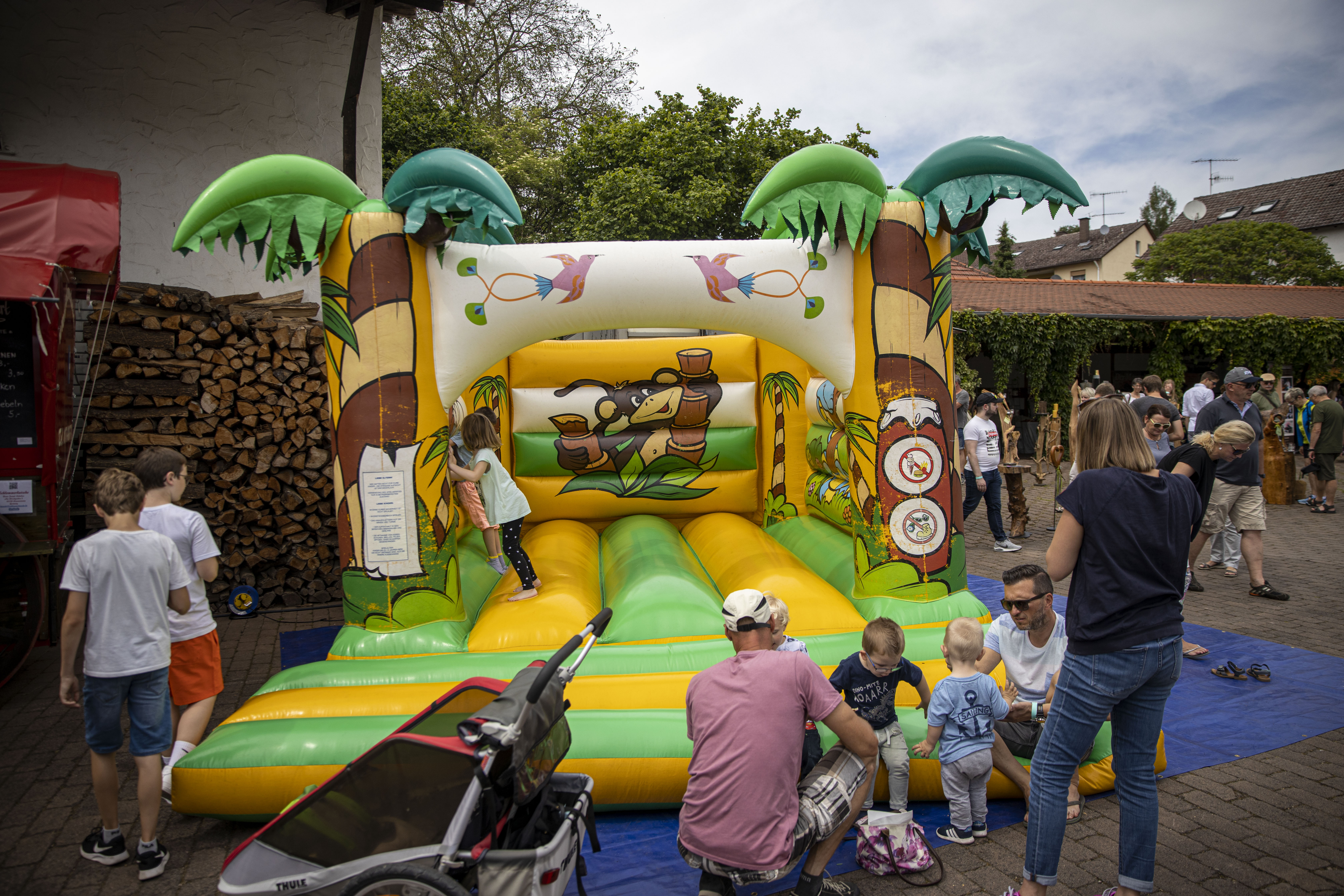 Kunder spielen auf dem Kunst & Kultur Event