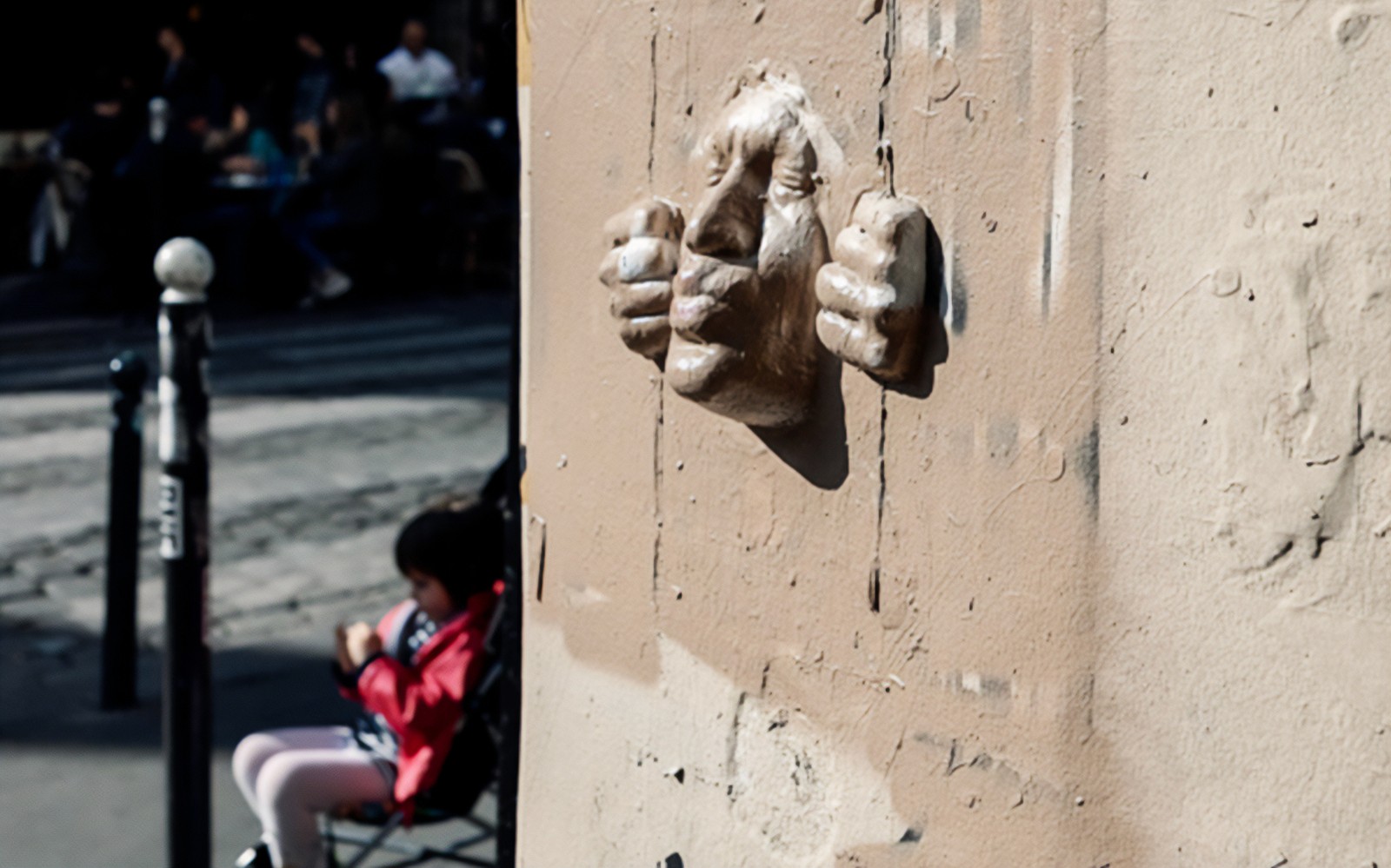 在模糊背景下的蒙马特街头艺术雕塑。