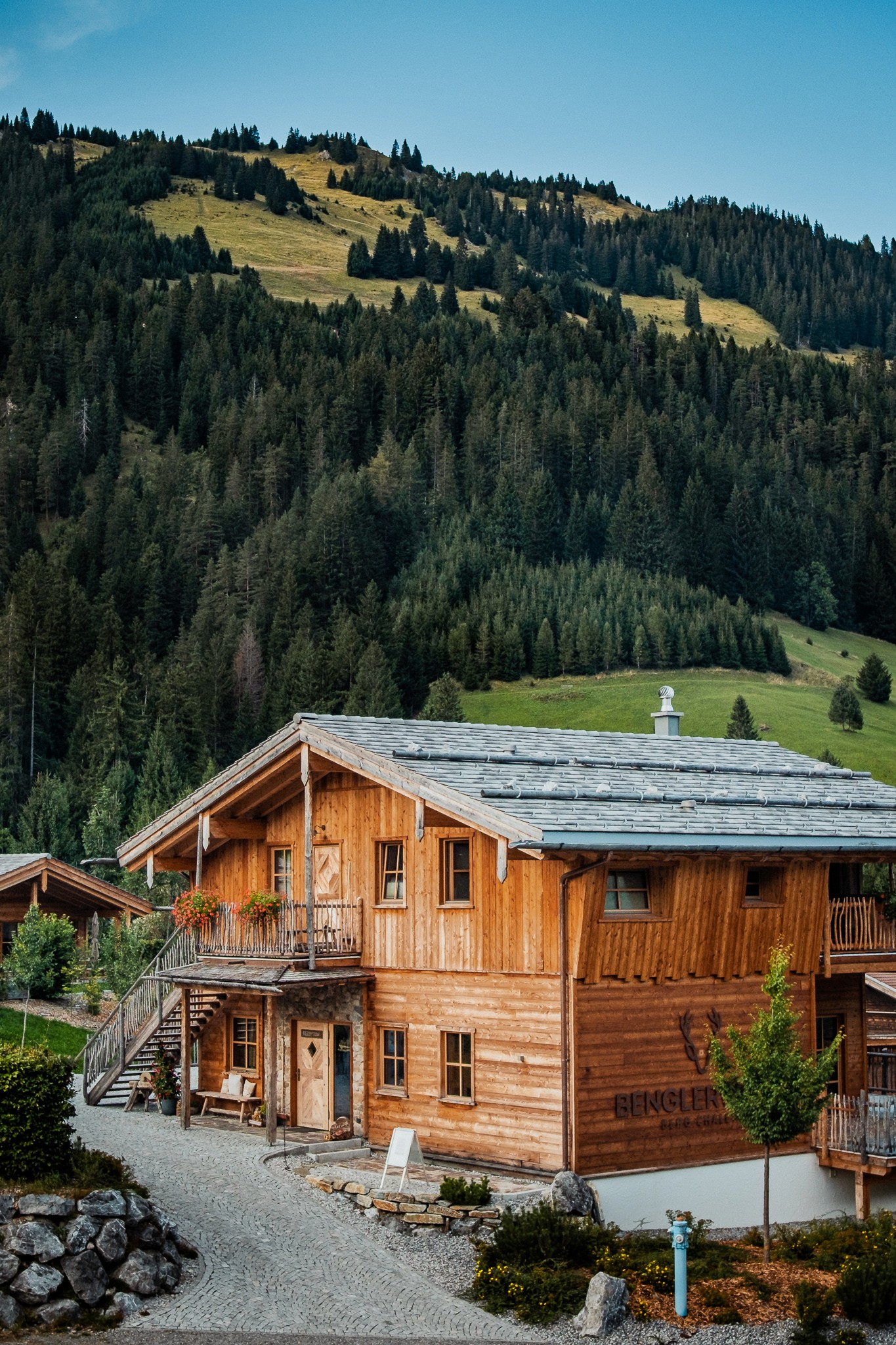 Exklusives Holzchalet inmitten der österreichischen Alpen, umgeben von Wäldern und Natur