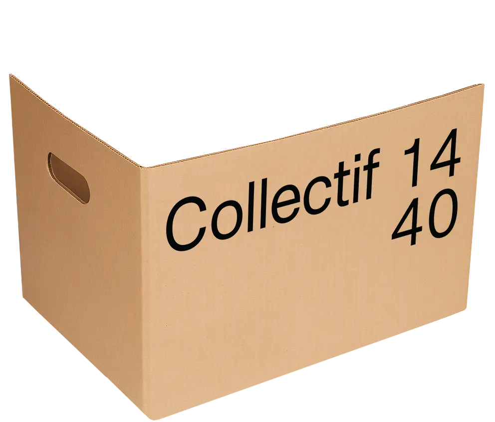 Boîte en carton inclinée avec le nom Collectif1440 imprimé en noir sur la façade, vue de trois quarts.