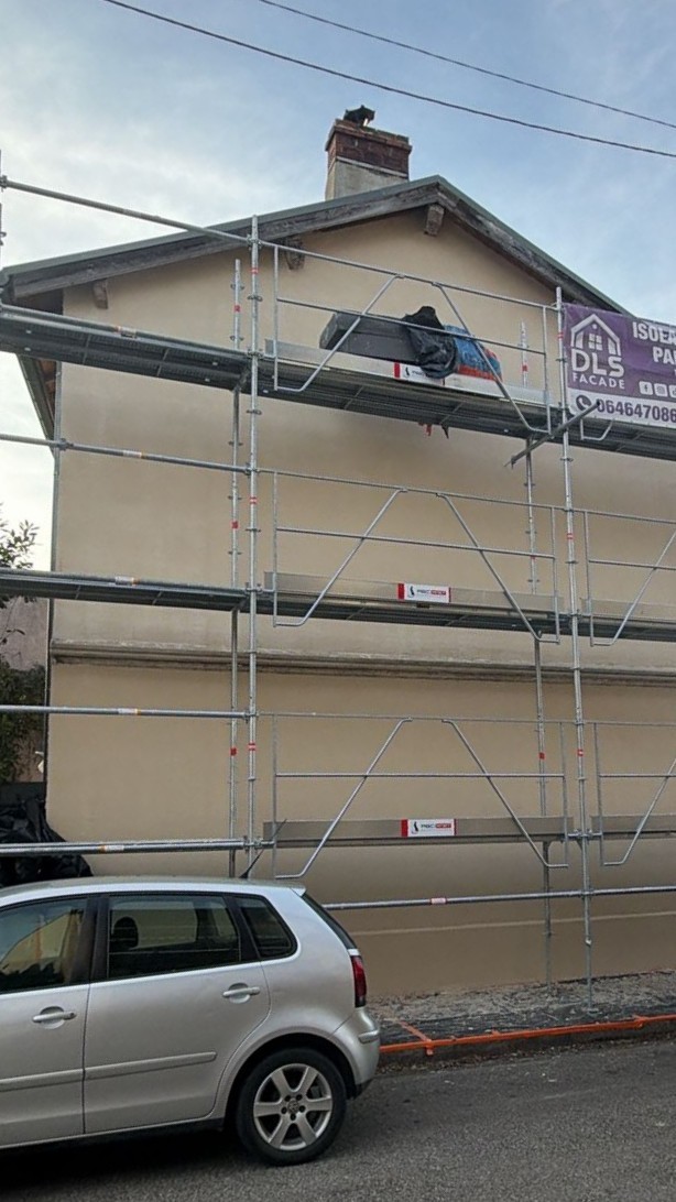 Travaux d'isolation thermique des murs par l'extérieur avec finition enduit projeté par DLS Façade à Tain-l'Hermitage. Entreprise de ravalement certifiée pour l'économie d'énergie et le confort thermique.