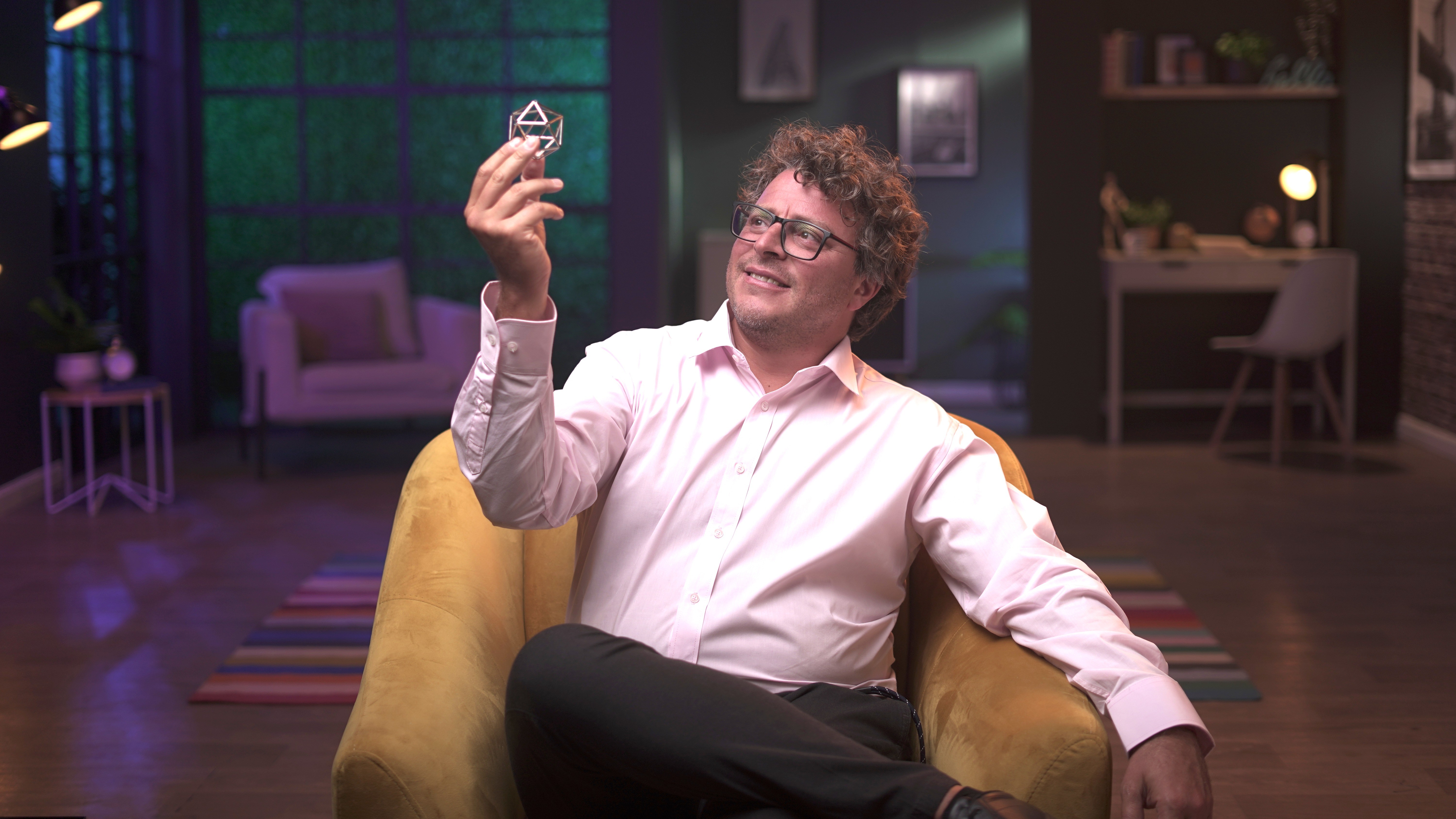 Federico Ast holding the Kleros token physical model, discussing decentralized justice and blockchain law.