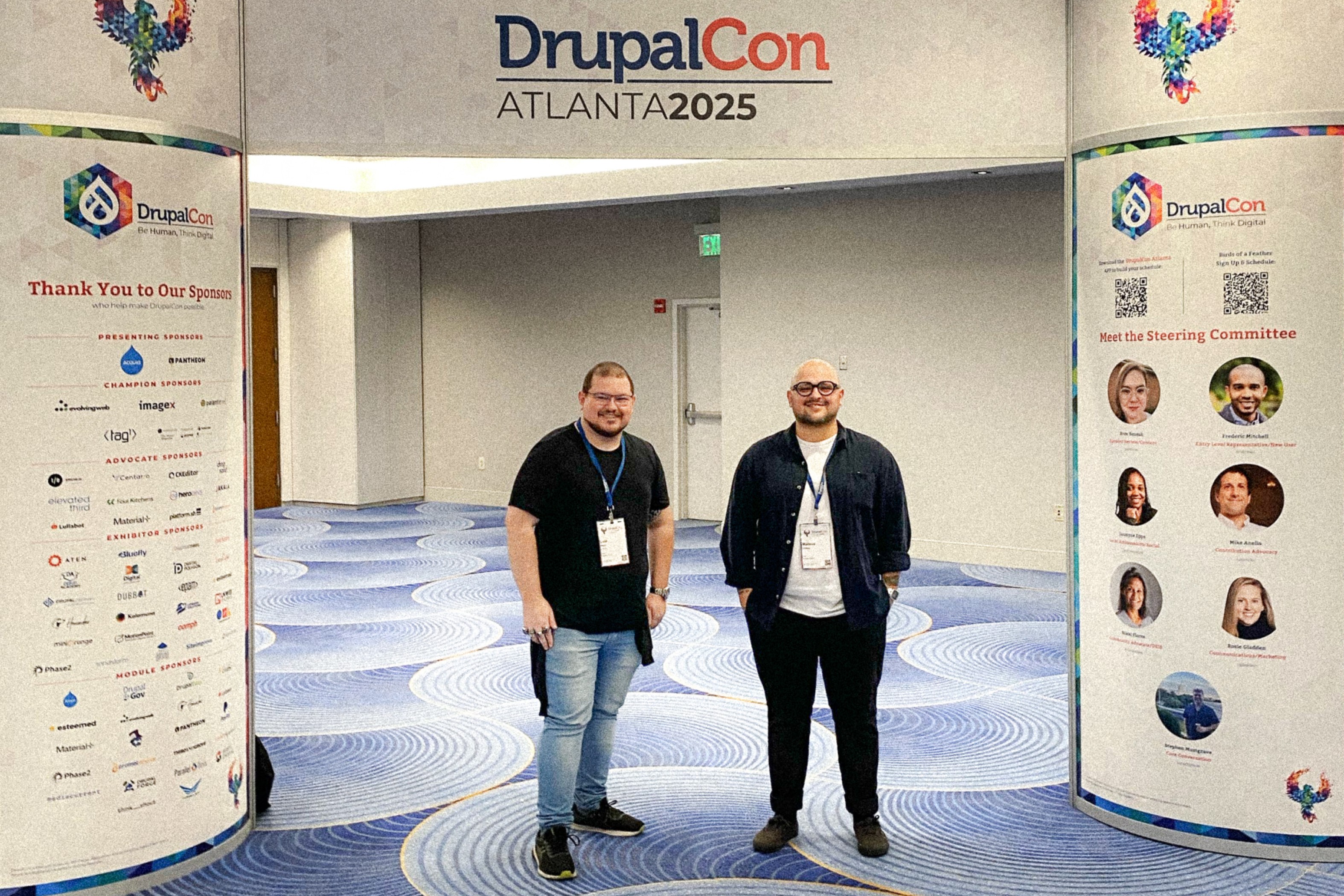 dois colaboradores da dexa no hall de entrada para uma palestra da drupalcon atlanta 2025