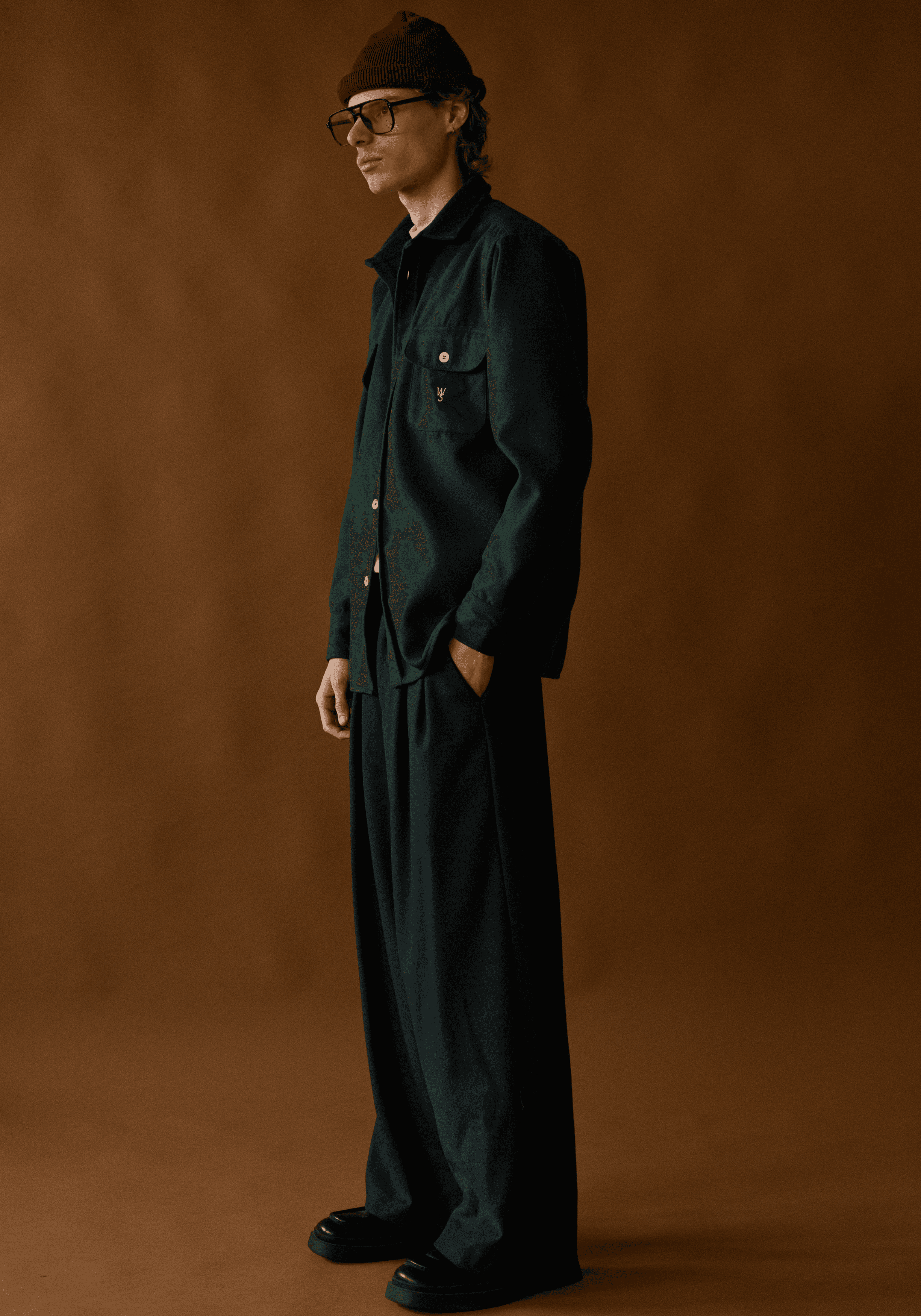 Mannequin portant un blouson en coton vert et un pantalonlarge dans le lookbook de la marque Italienne de pret-à-porter masculin Wooden Store