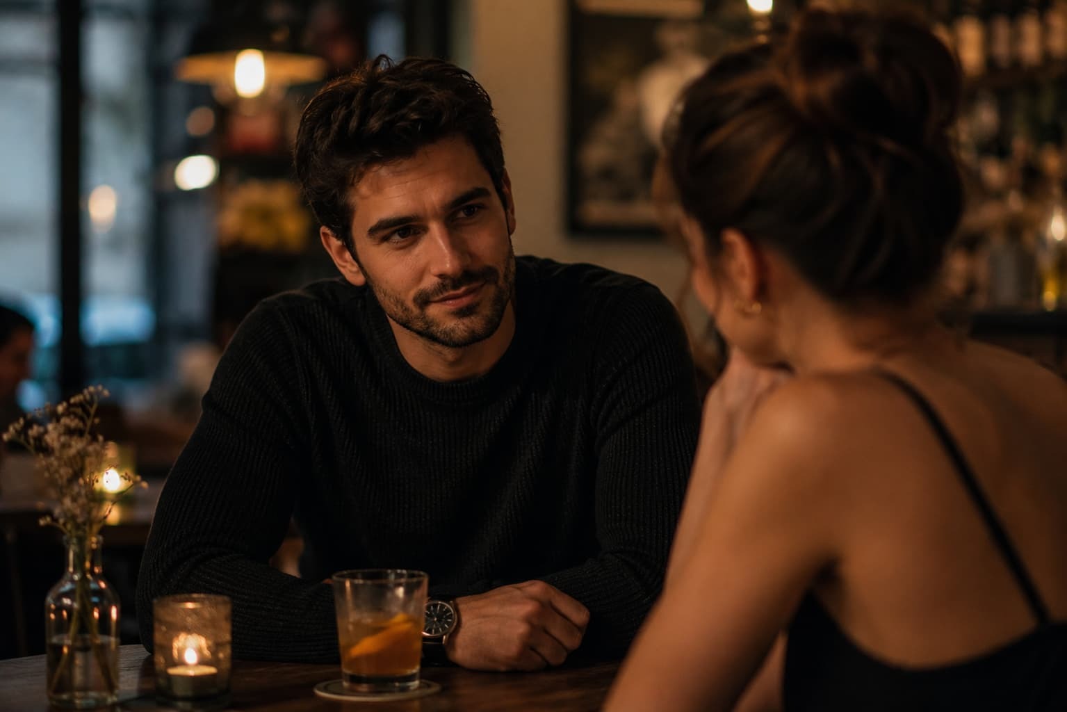 mann sitzt in einem restaurant einer frau gegenüber