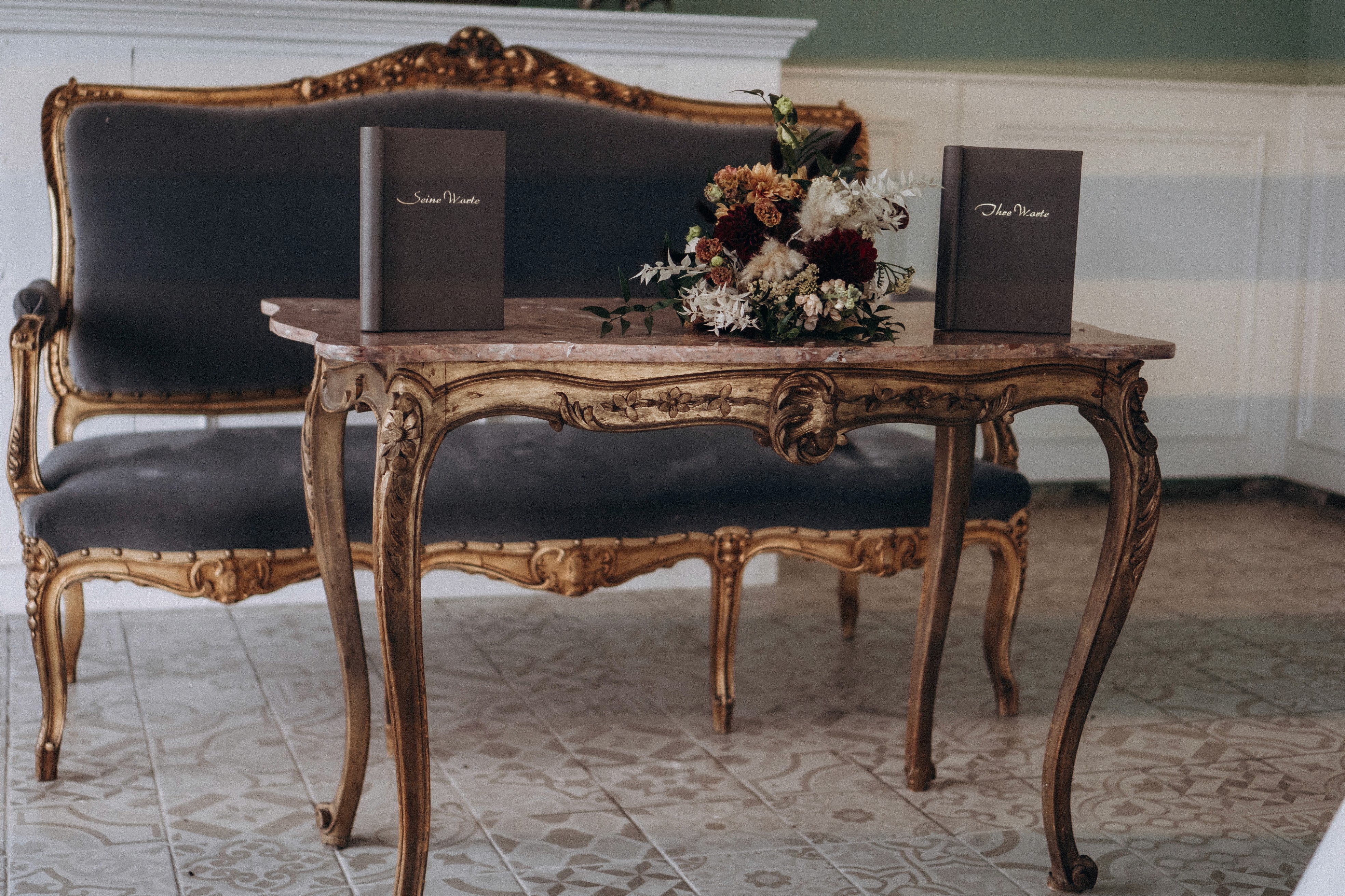 Hochzeitsdetails in Bogen, Bayern – stilvolle Dekoration bei einer eleganten Hochzeit.